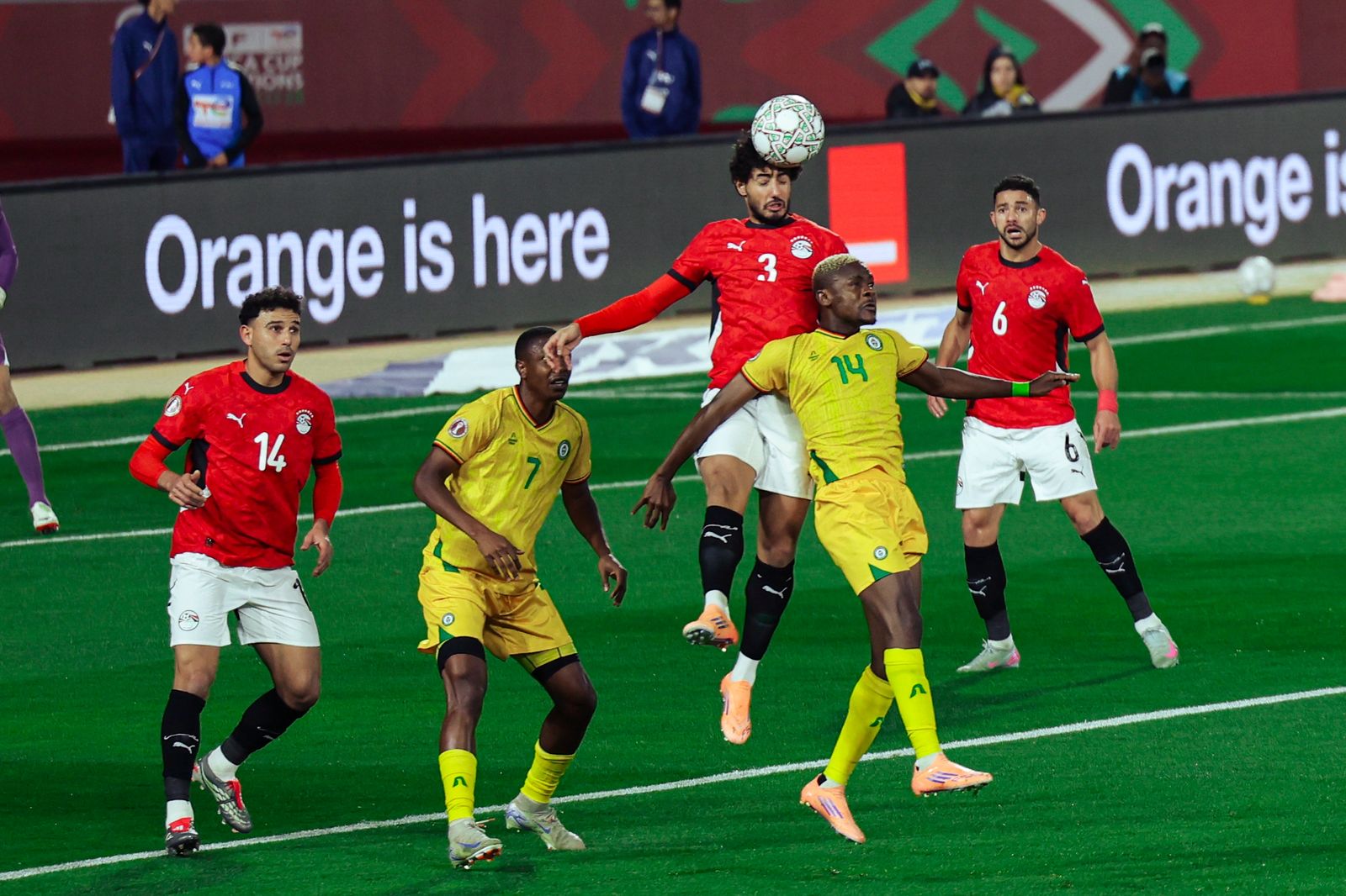 صور الشوط الأول من لقاء مصر وزيمبابوي