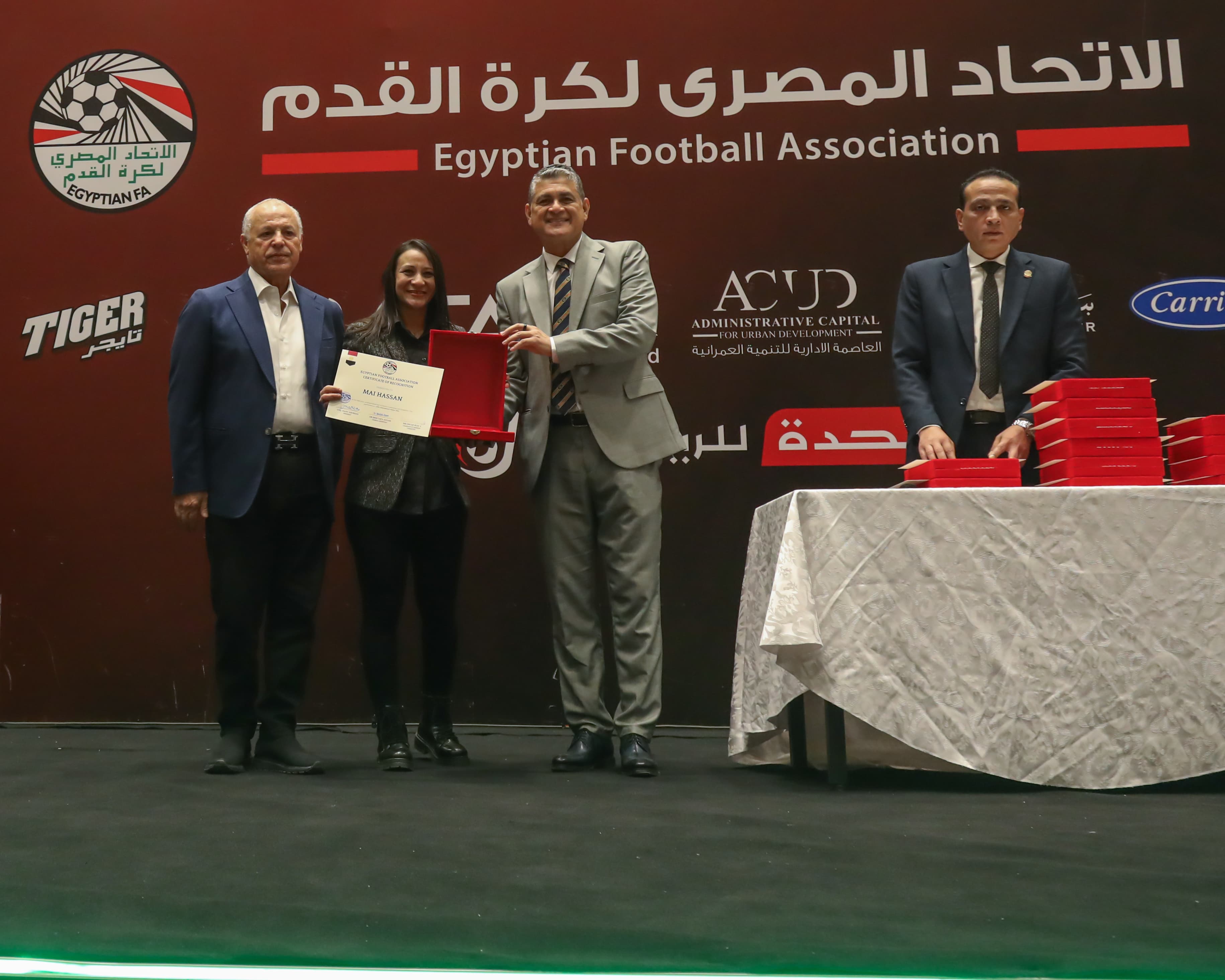 بالصور.. أبوريدة يسلم الشارة للحكام الدوليين