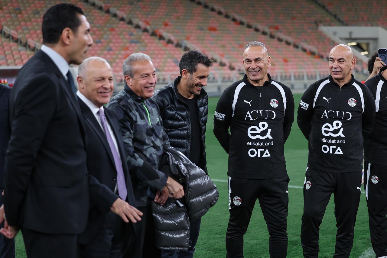 منتخب مصر يختتم تدريباته لمواجهة السعودية غداً.. ووزير الرياضة يجتمع باللاعبين