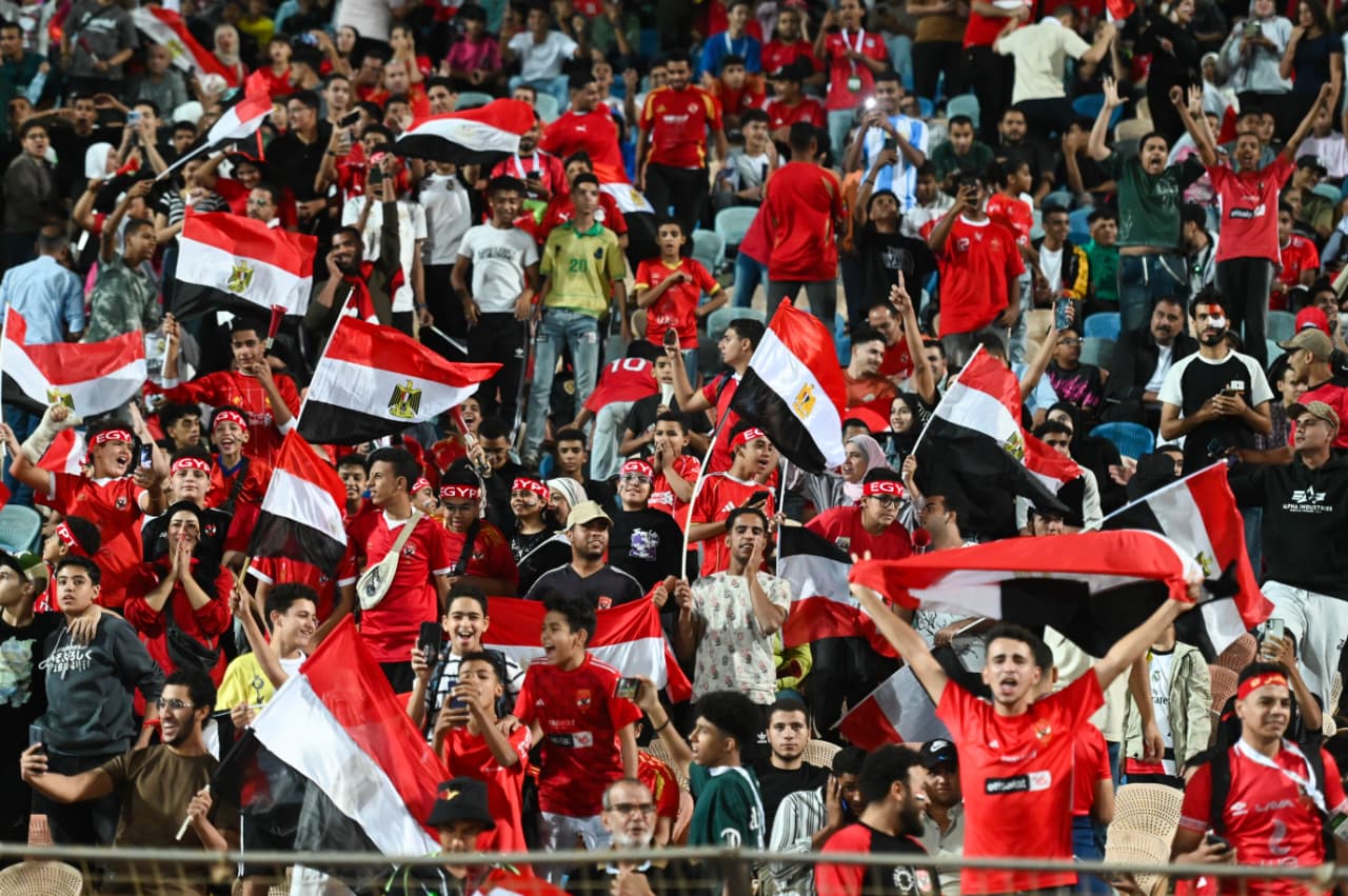 الجماهير المصرية تتوافد على ملعب القاهرة الدولي قبل مواجهة المنتخب وغينيا بيساو