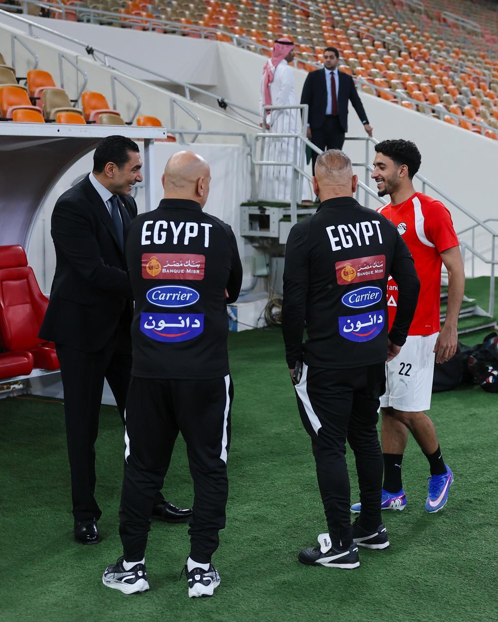منتخب مصر يختتم تدريباته لمواجهة السعودية غداً.. ووزير الرياضة يجتمع باللاعبين