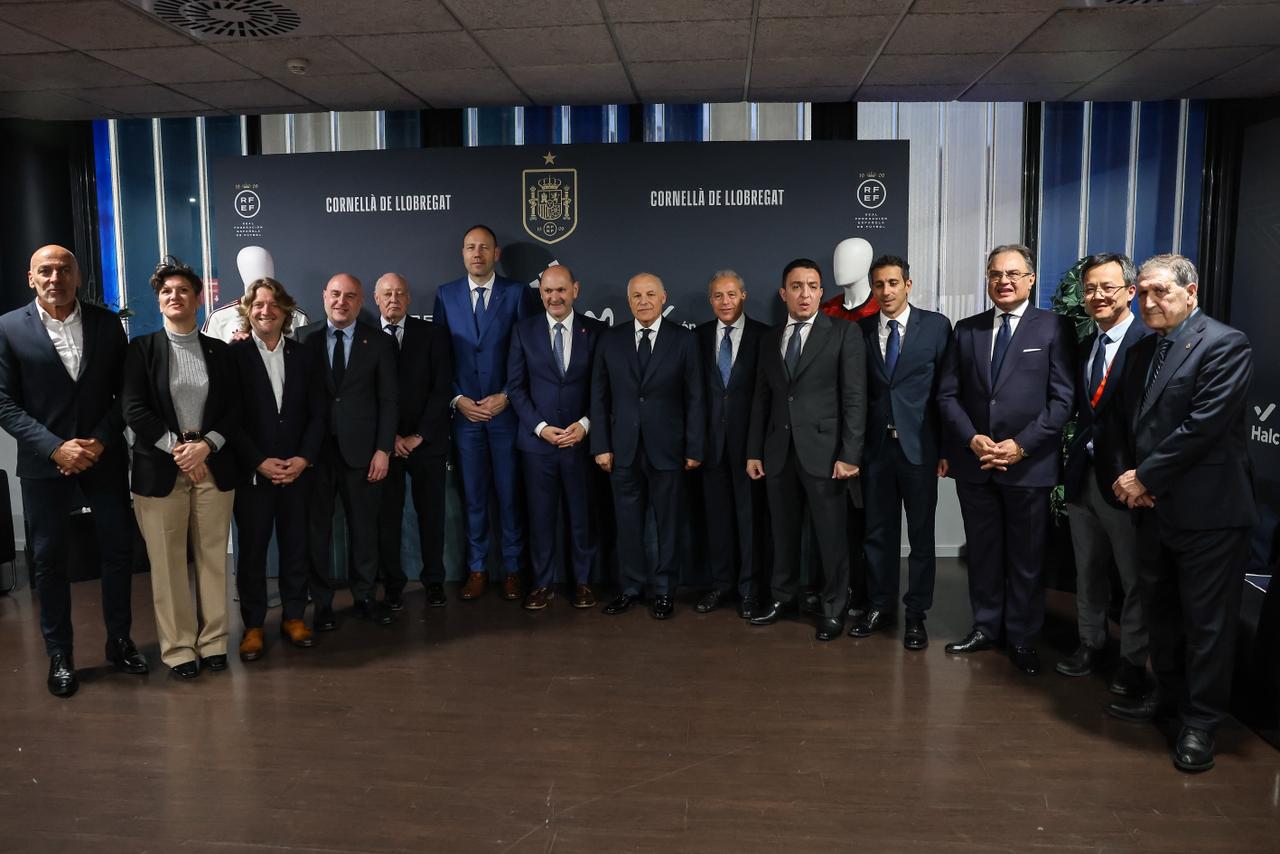 بالصور أبوريدة يهدي قميص منتخب مصر لرئيس الاتحاد الإسباني