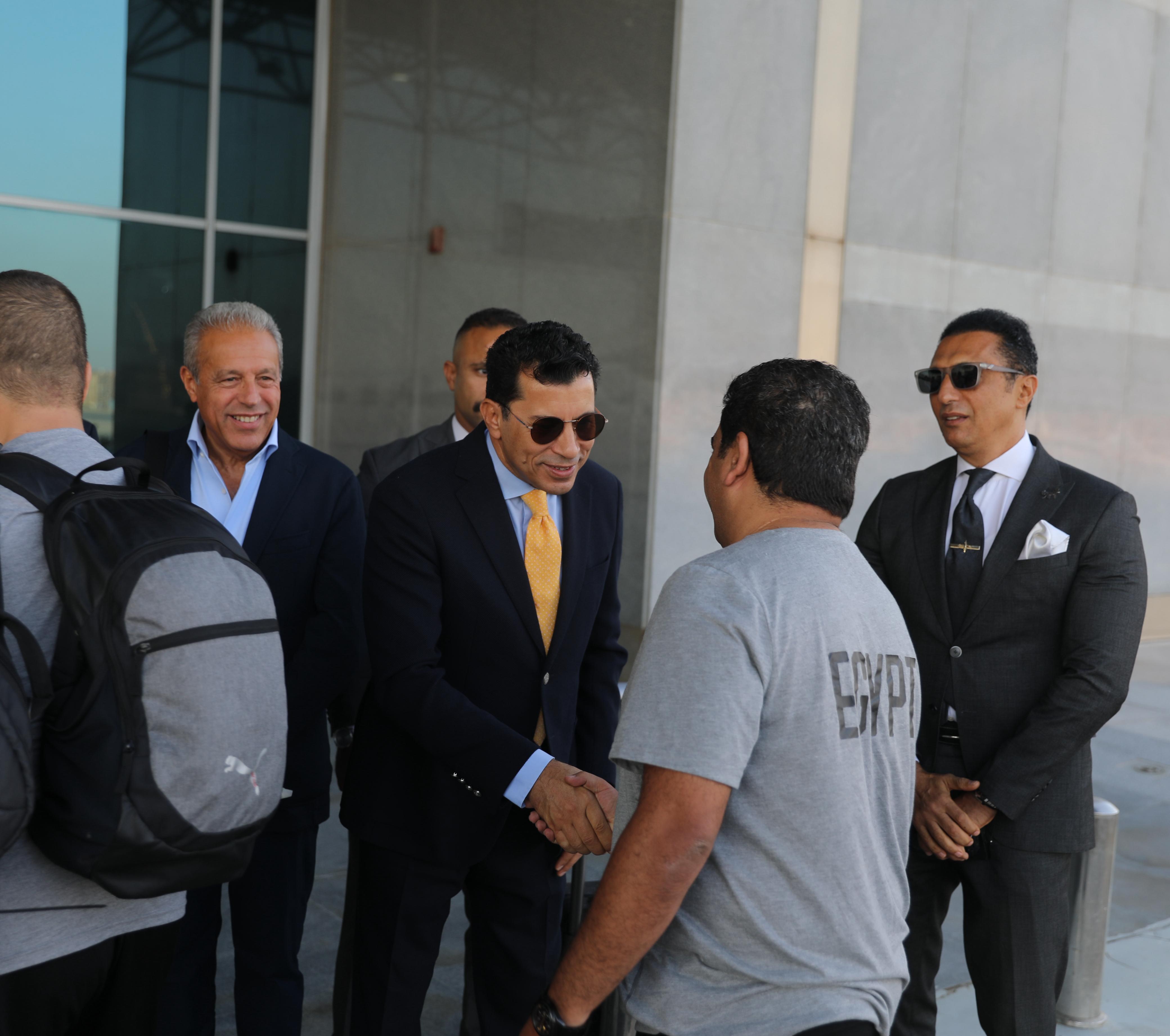 وصول بعثة المنتخب الوطني من واجادوجو ووزير الشباب والرياضة في استقبالها