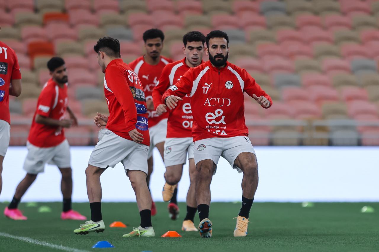 منتخب مصر يختتم تدريباته لمواجهة السعودية غداً.. ووزير الرياضة يجتمع باللاعبين
