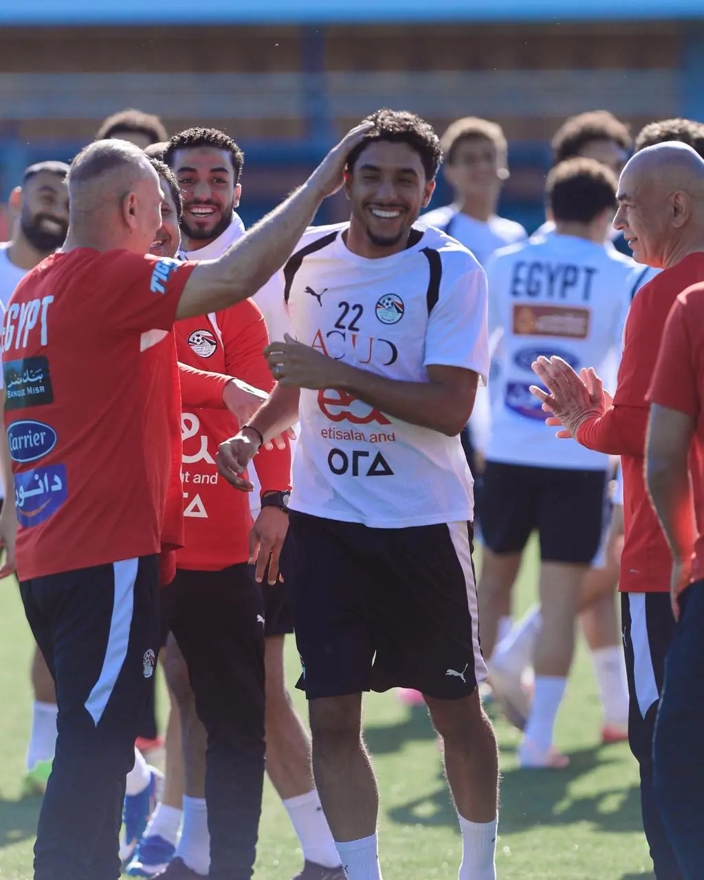بالصور.. المنتخب يحتفل بعقد قران عمر مرموش بممر شرفي