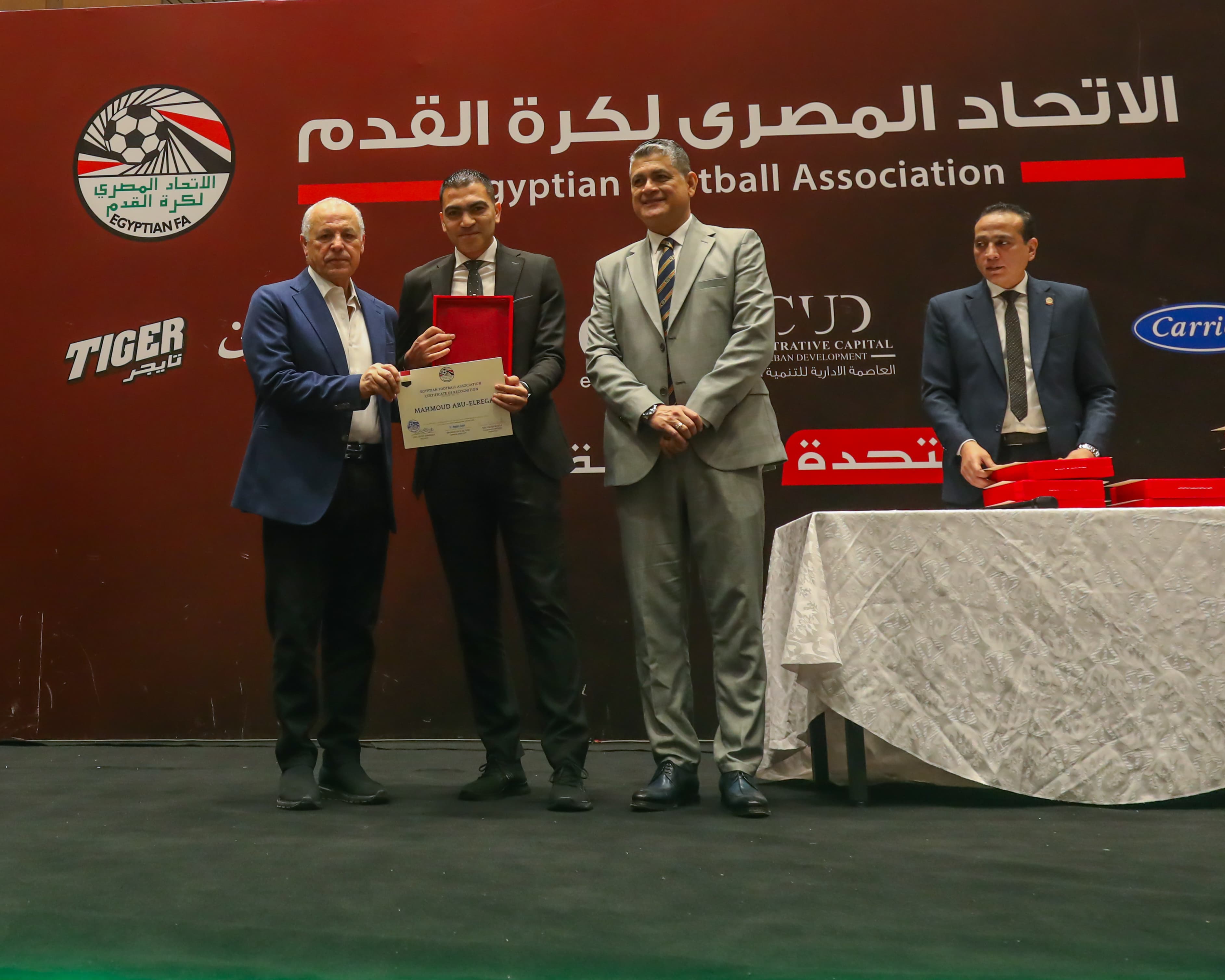 بالصور.. أبوريدة يسلم الشارة للحكام الدوليين