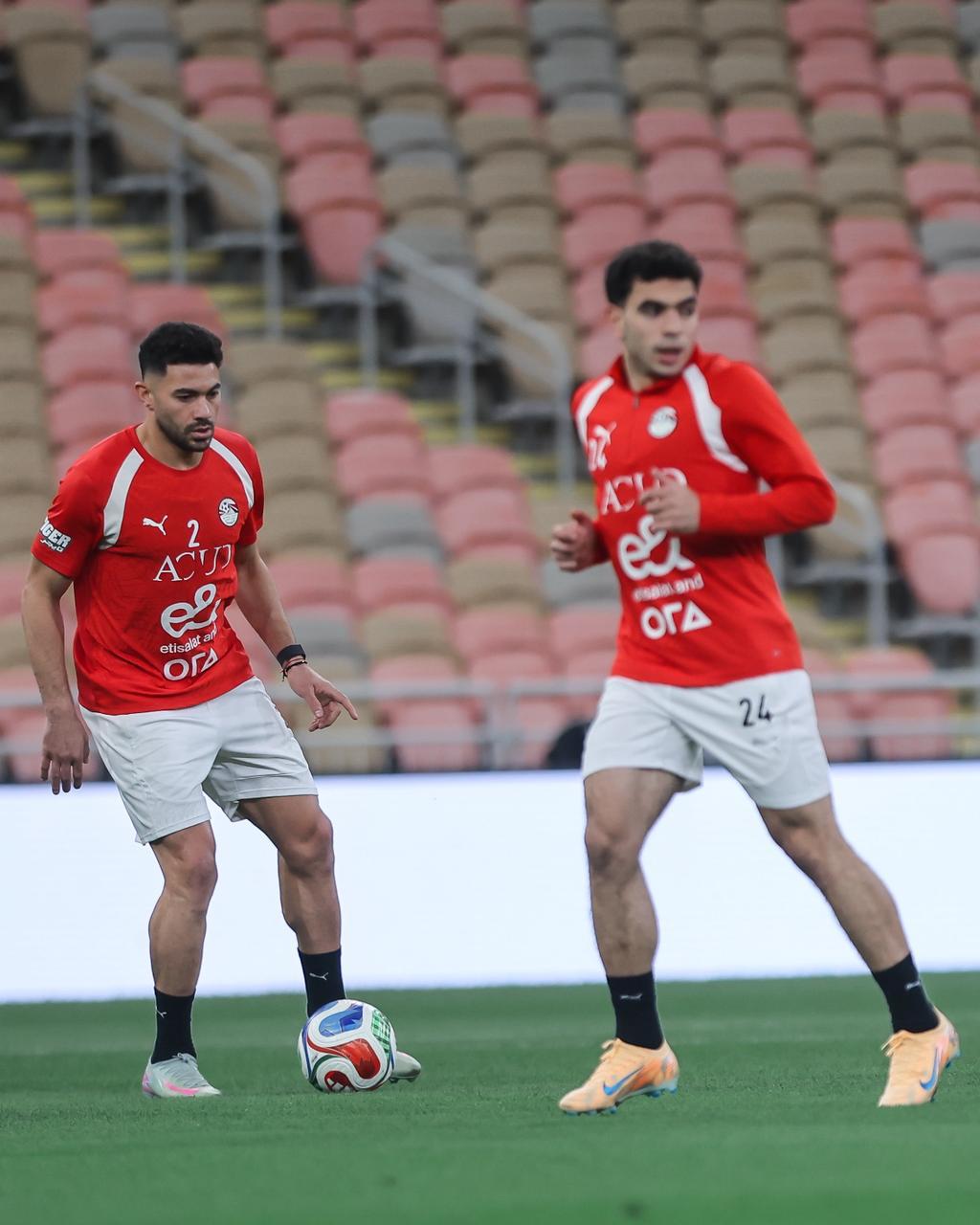 منتخب مصر يختتم تدريباته لمواجهة السعودية غداً.. ووزير الرياضة يجتمع باللاعبين