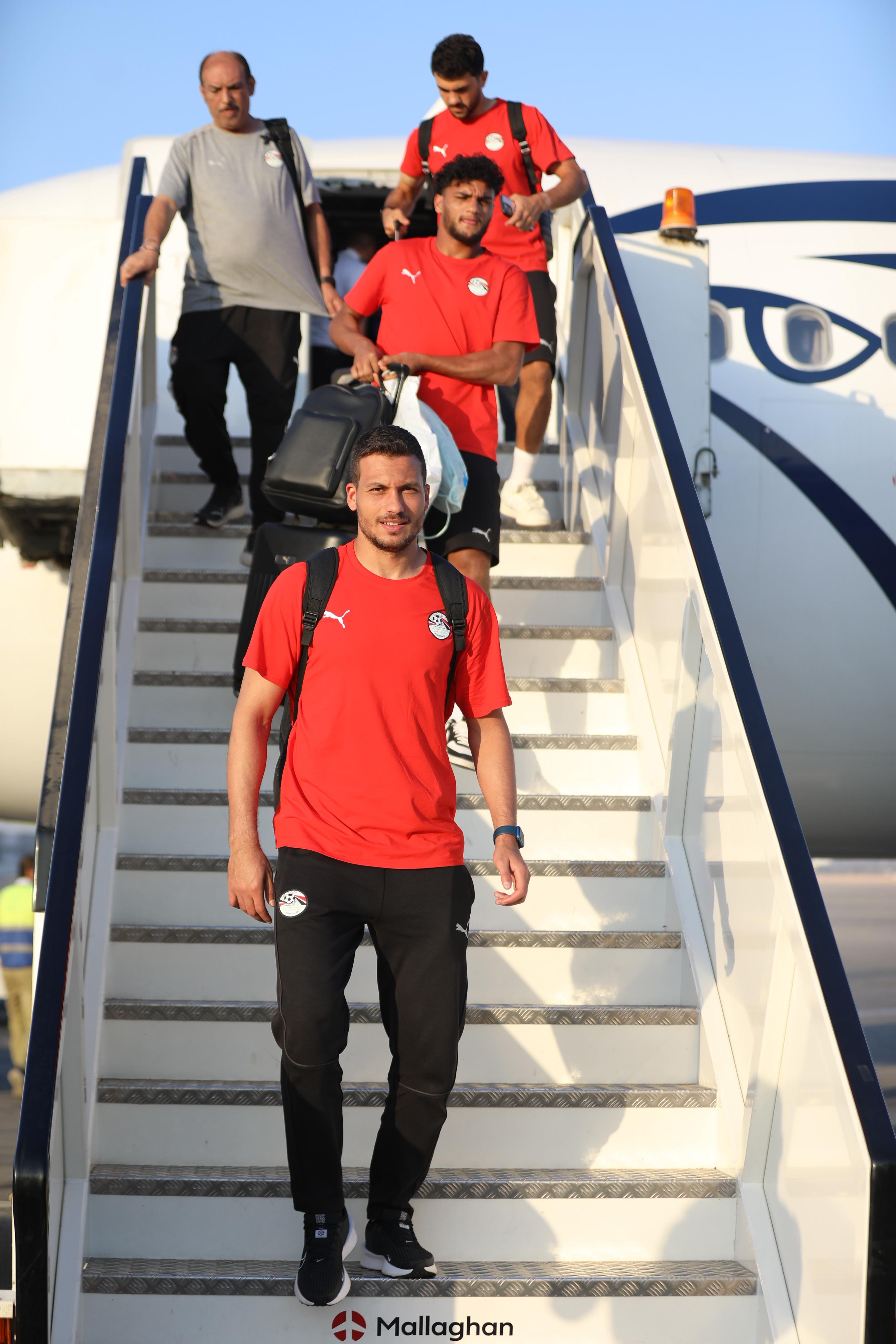 وصول بعثة المنتخب الوطني من واجادوجو ووزير الشباب والرياضة في استقبالها
