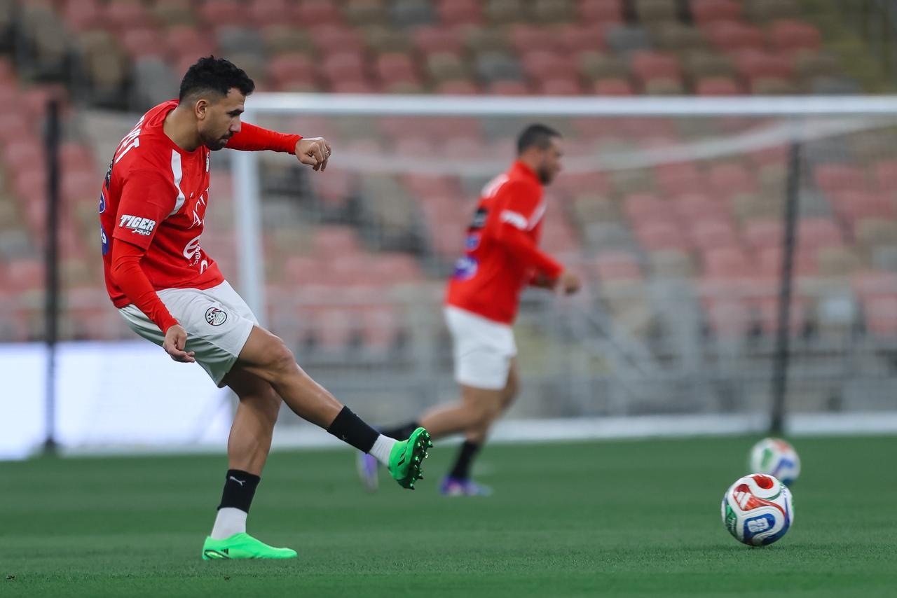 منتخب مصر يختتم تدريباته لمواجهة السعودية غداً.. ووزير الرياضة يجتمع باللاعبين