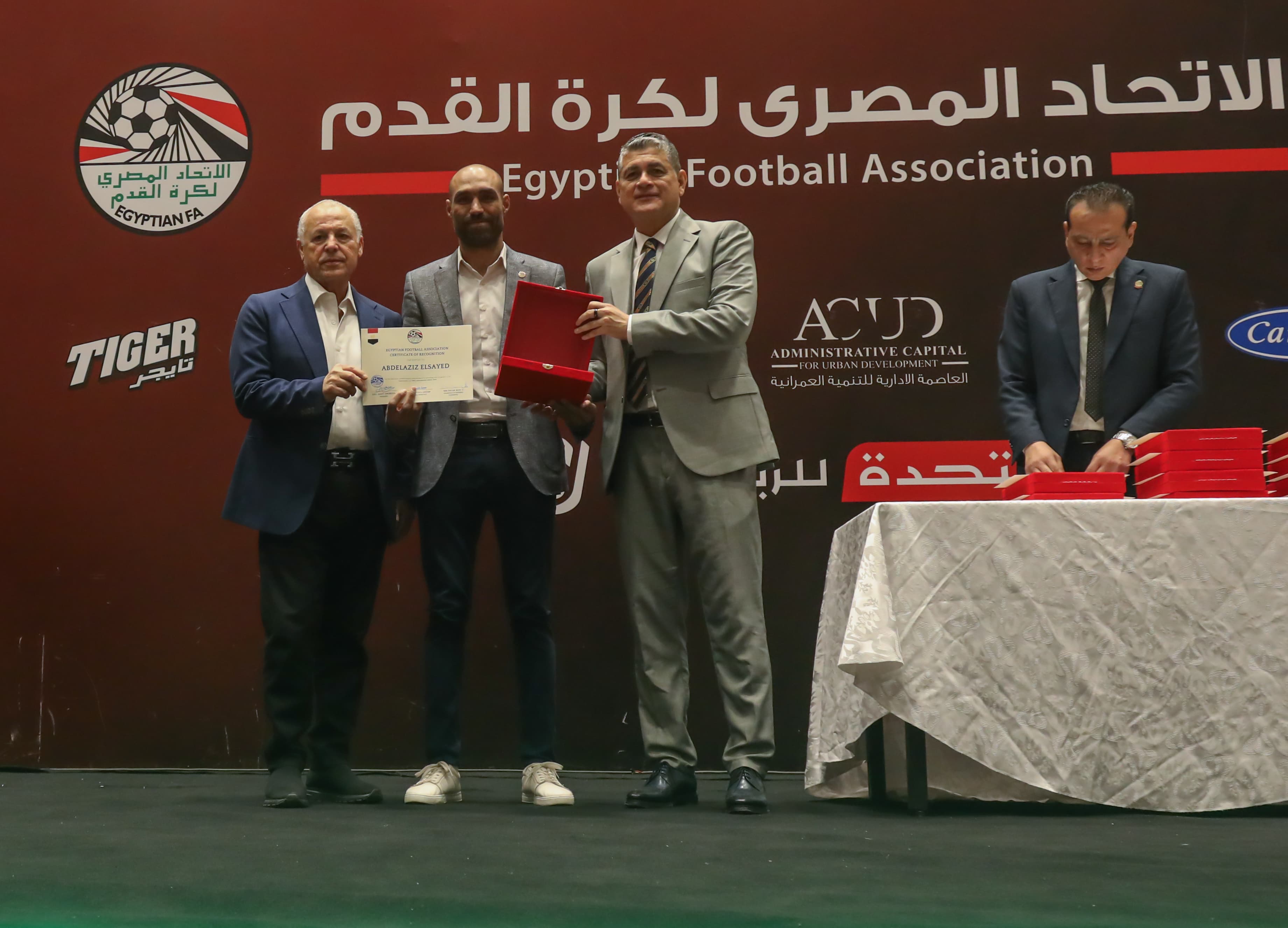 بالصور.. أبوريدة يسلم الشارة للحكام الدوليين