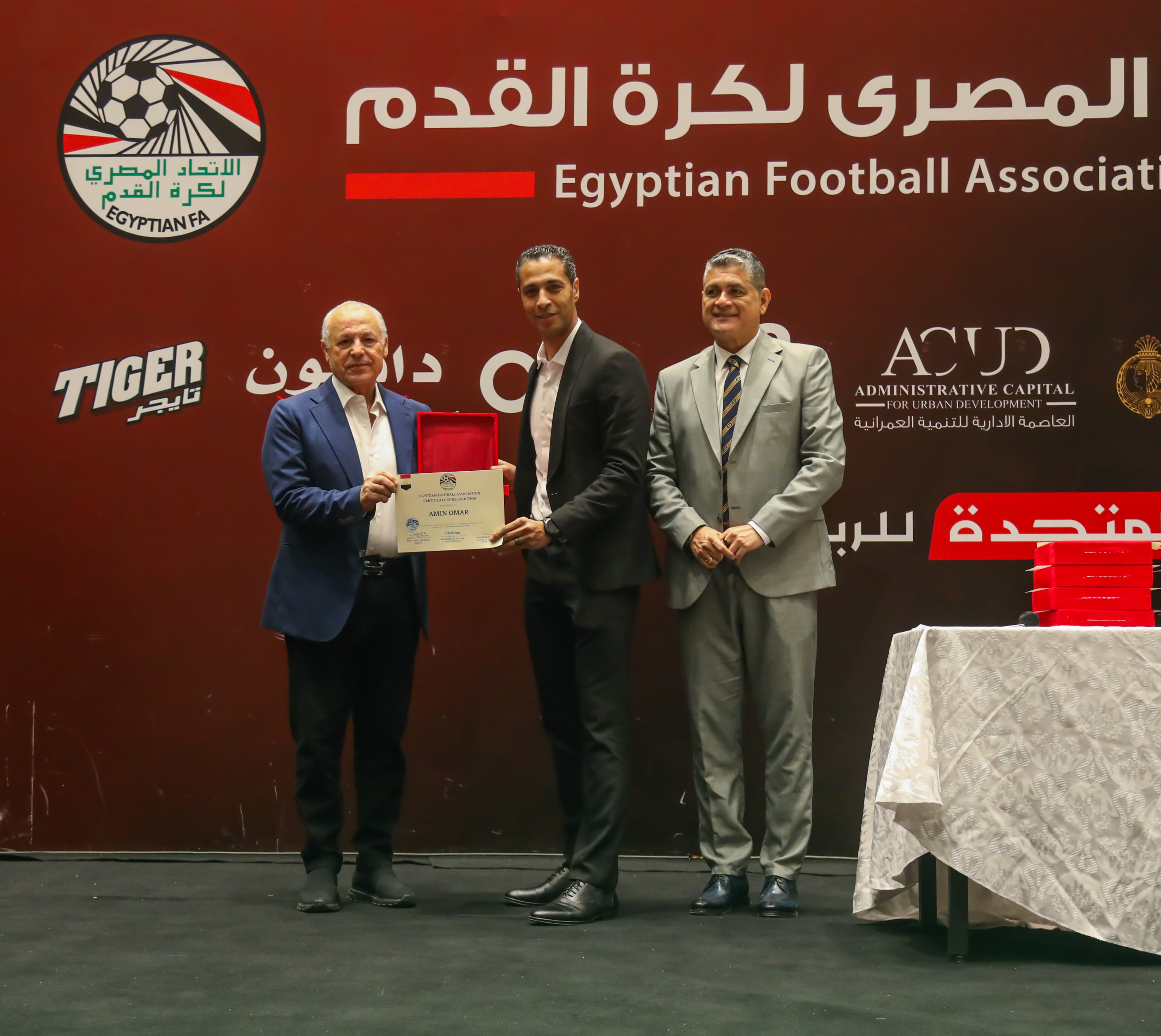 بالصور.. أبوريدة يسلم الشارة للحكام الدوليين