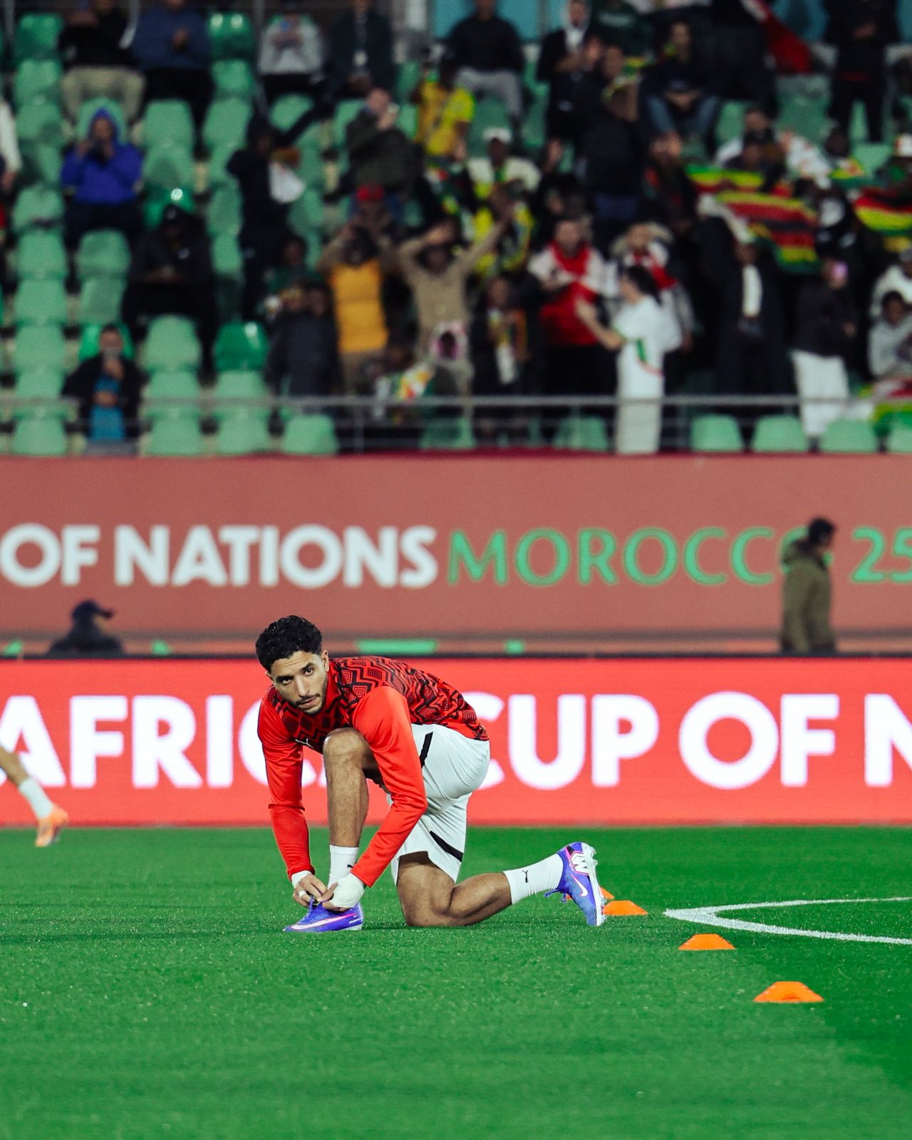 احماء لاعبو المنتخب قبل بداية مباراة زيمبابوي