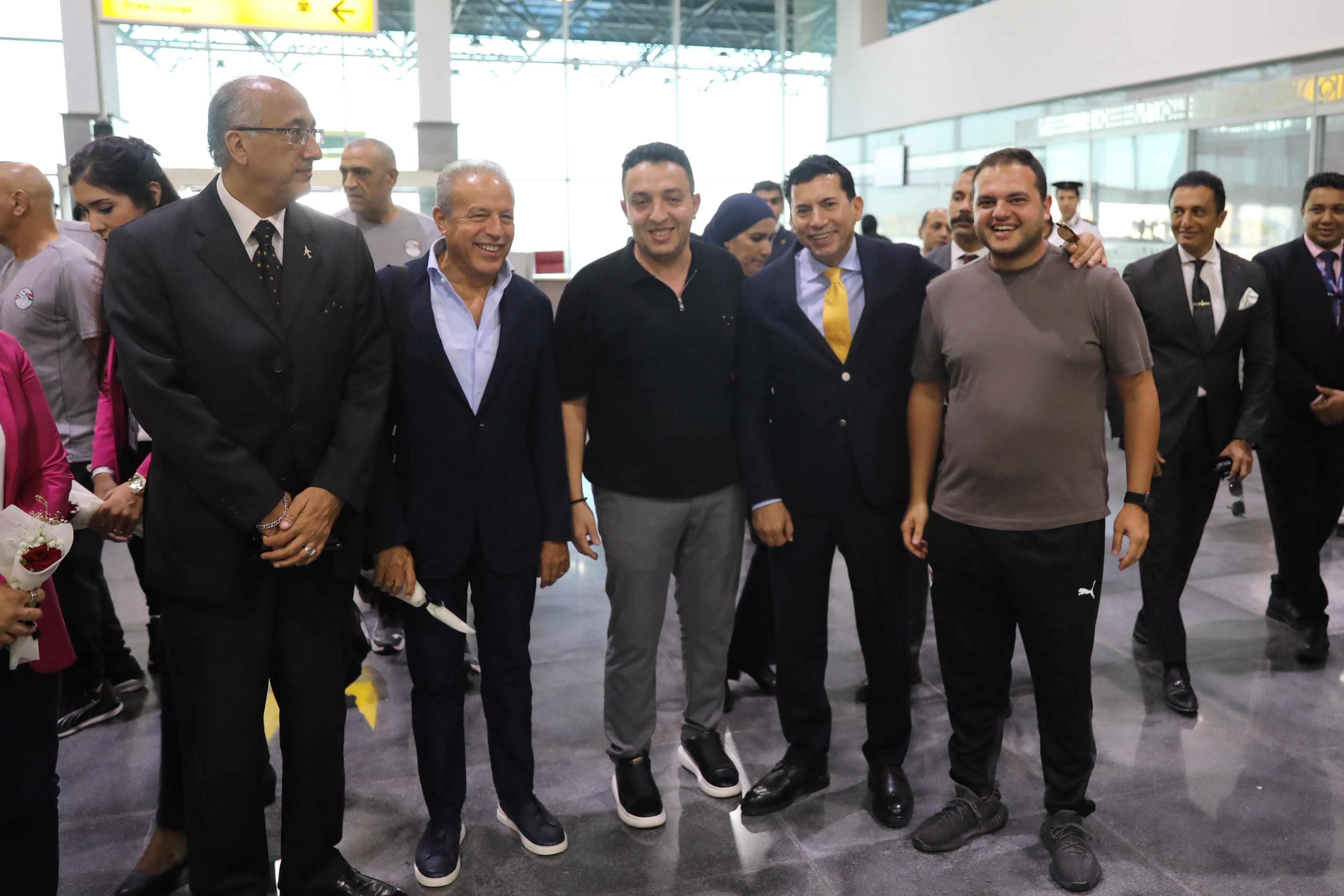 وصول بعثة المنتخب الوطني من واجادوجو ووزير الشباب والرياضة في استقبالها