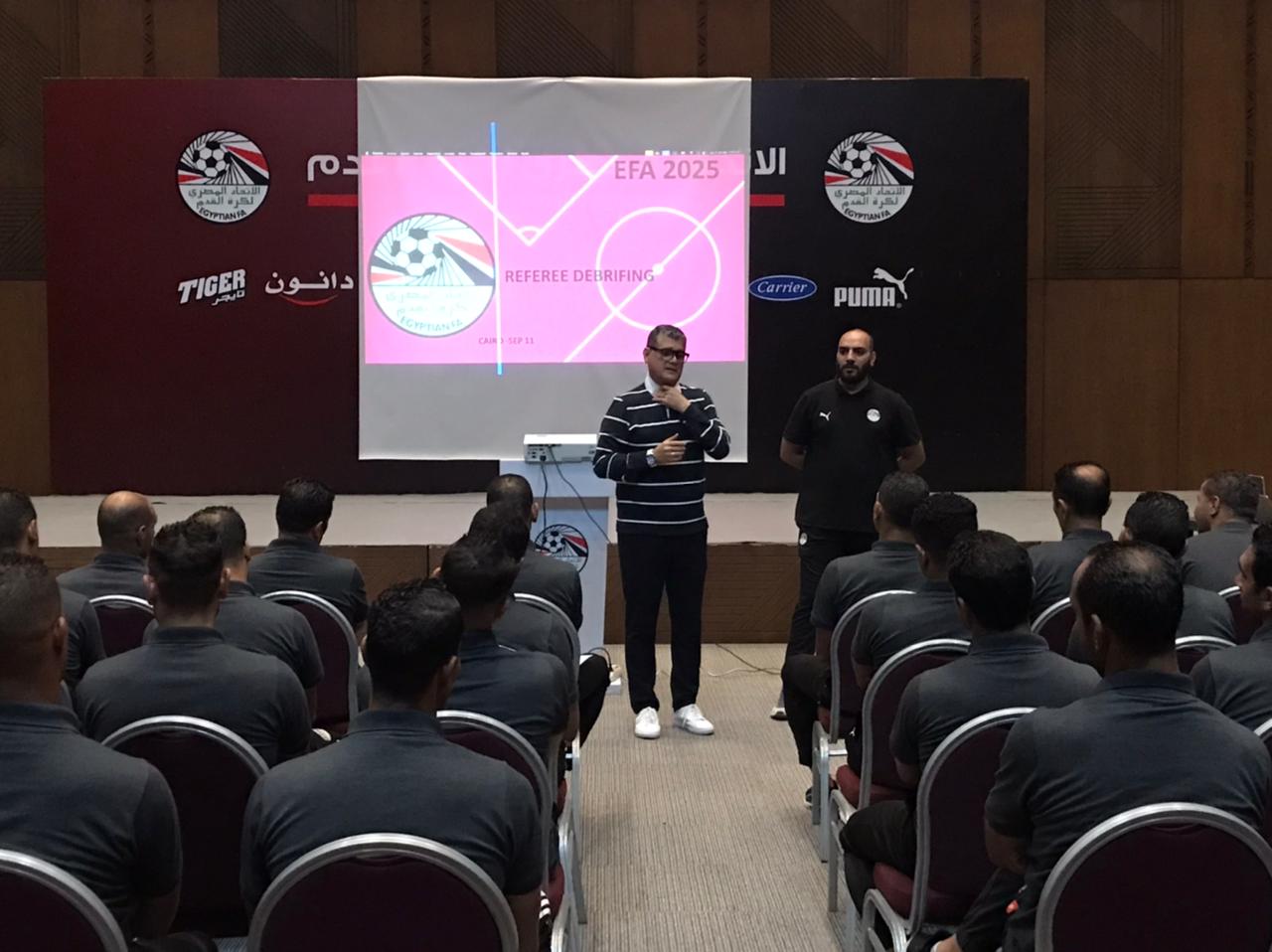 اجتماع أوسكار رويز بالحكام قبل استئناف بطولة الدوري الممتاز