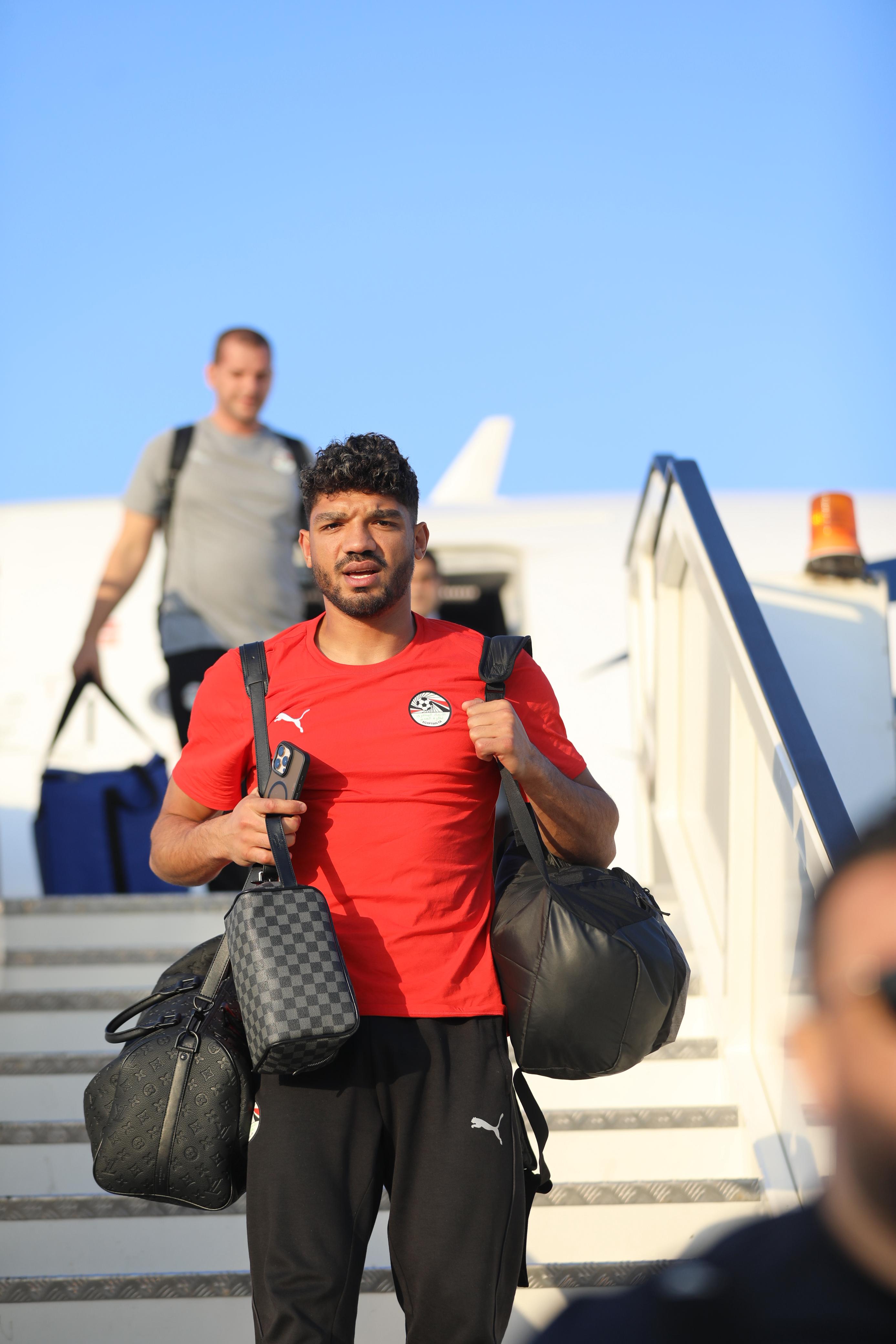 وصول بعثة المنتخب الوطني من واجادوجو ووزير الشباب والرياضة في استقبالها