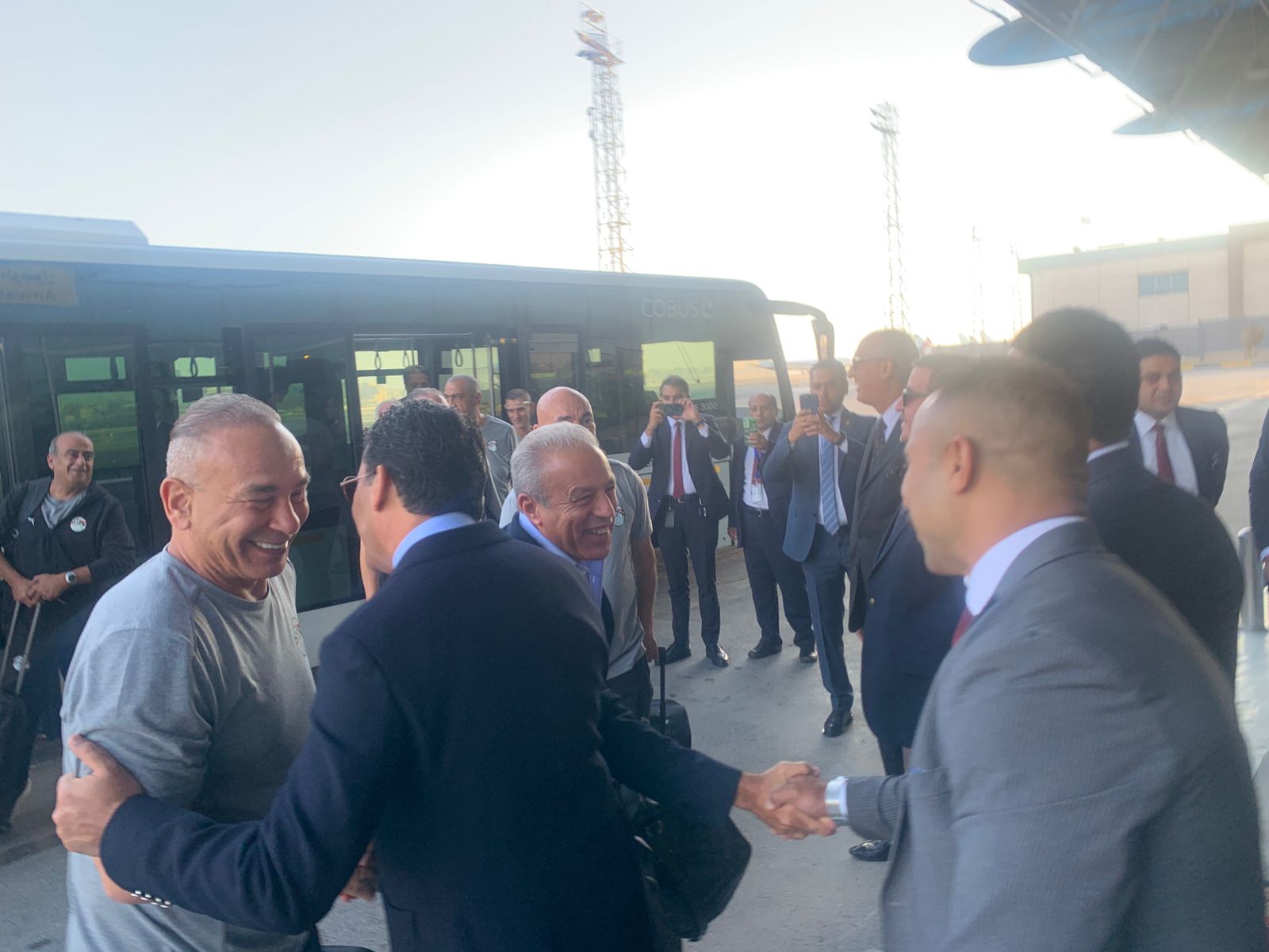 وصول بعثة المنتخب الوطني من واجادوجو ووزير الشباب والرياضة في استقبالها