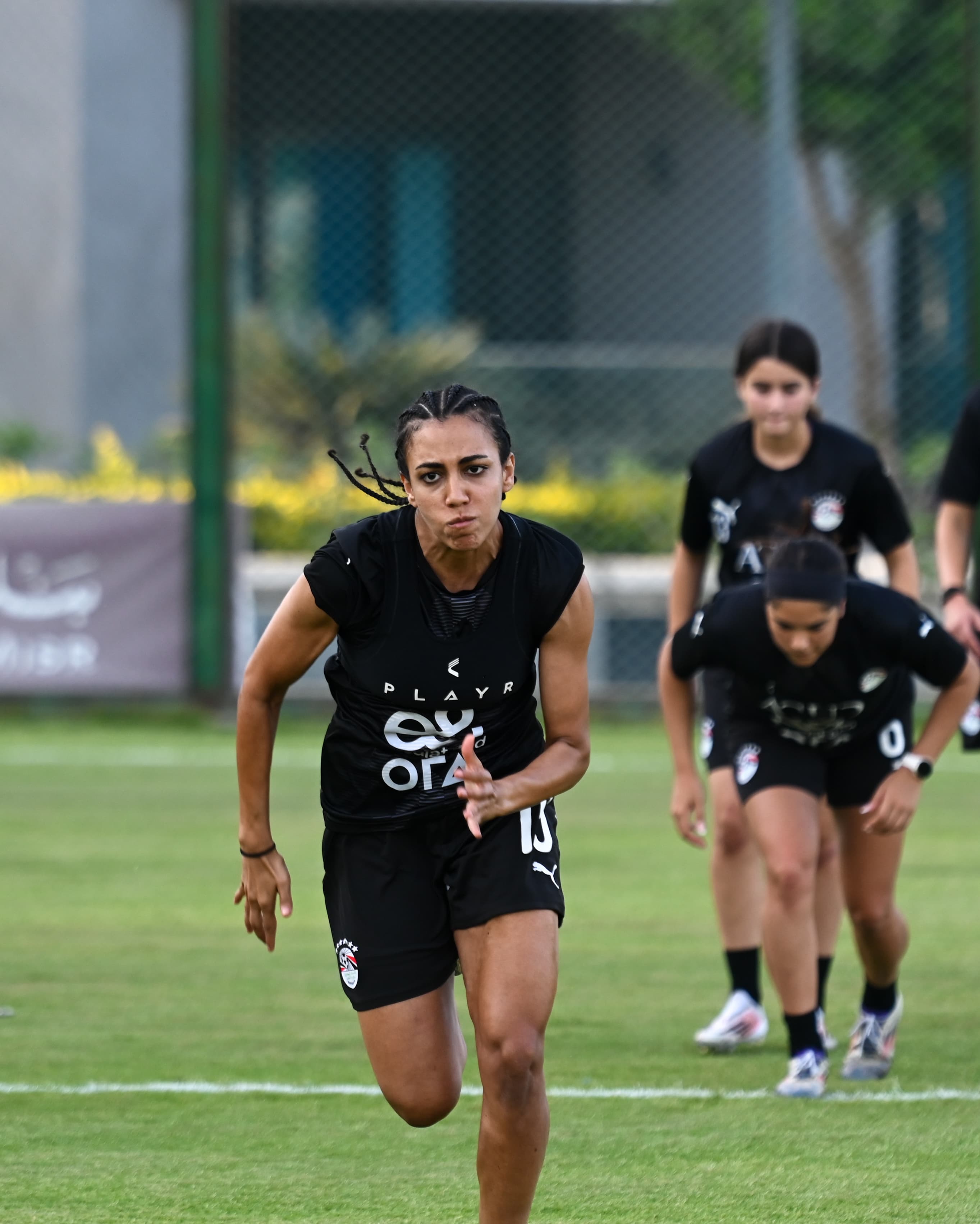 بالصور.. منتخب الكرة النسائية يواصل استعداداته لوديتي السنغال 