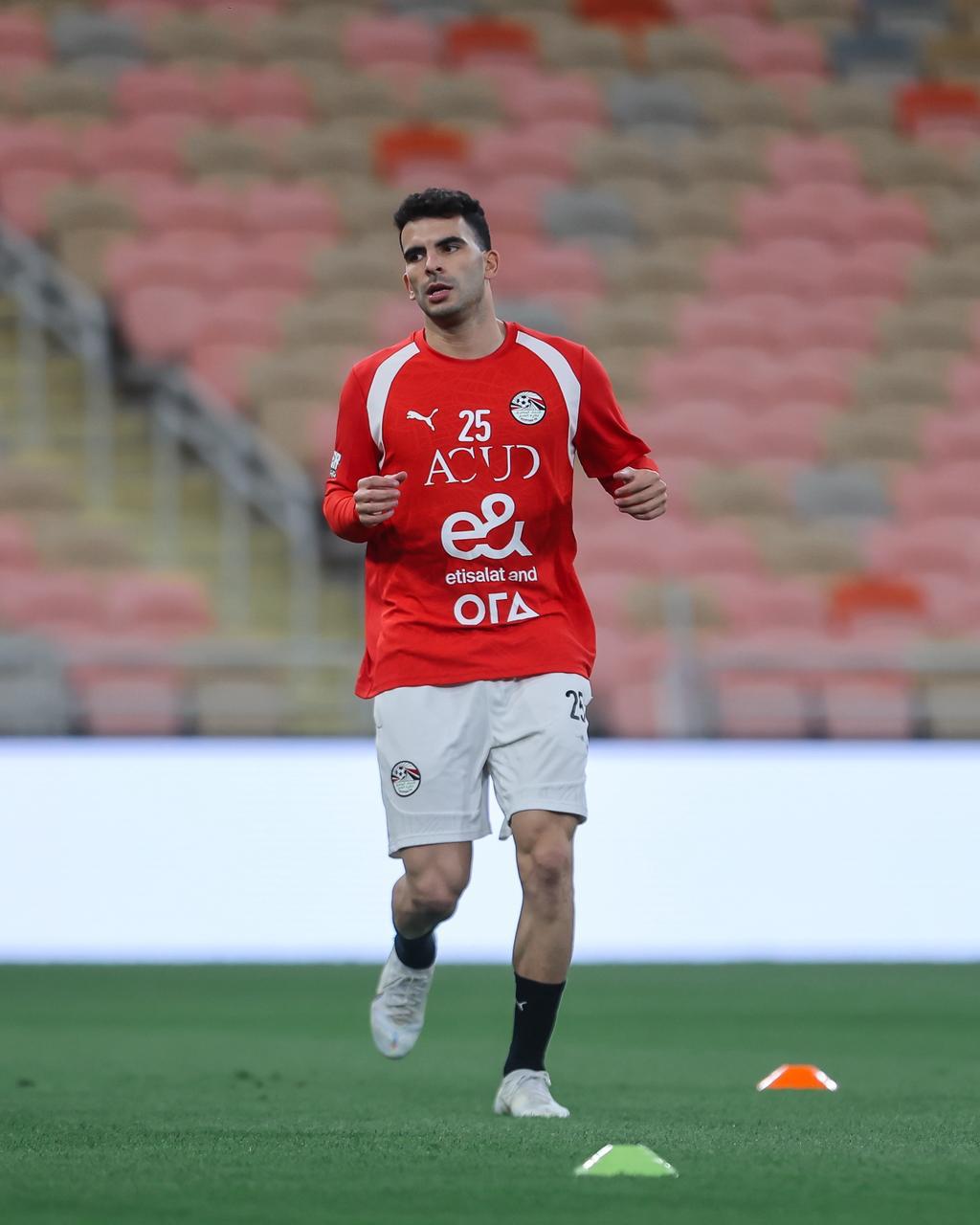 منتخب مصر يختتم تدريباته لمواجهة السعودية غداً.. ووزير الرياضة يجتمع باللاعبين