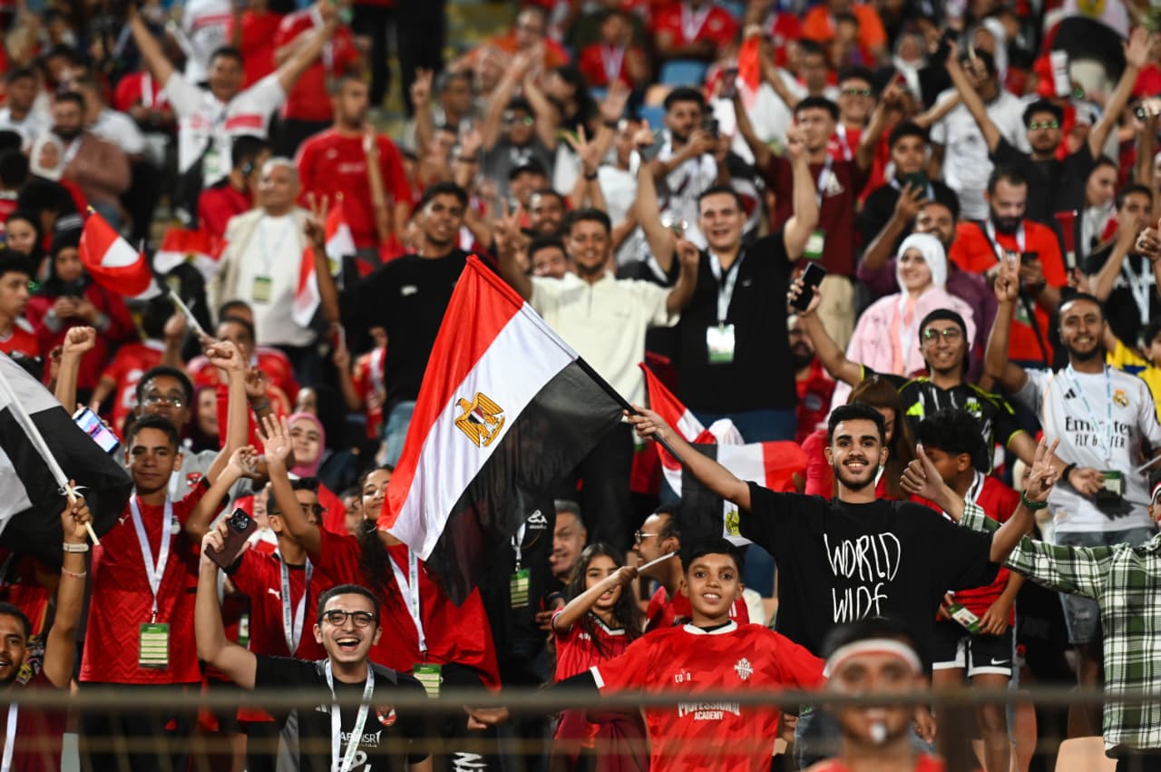 الجماهير المصرية تتوافد على ملعب القاهرة الدولي قبل مواجهة المنتخب وغينيا بيساو