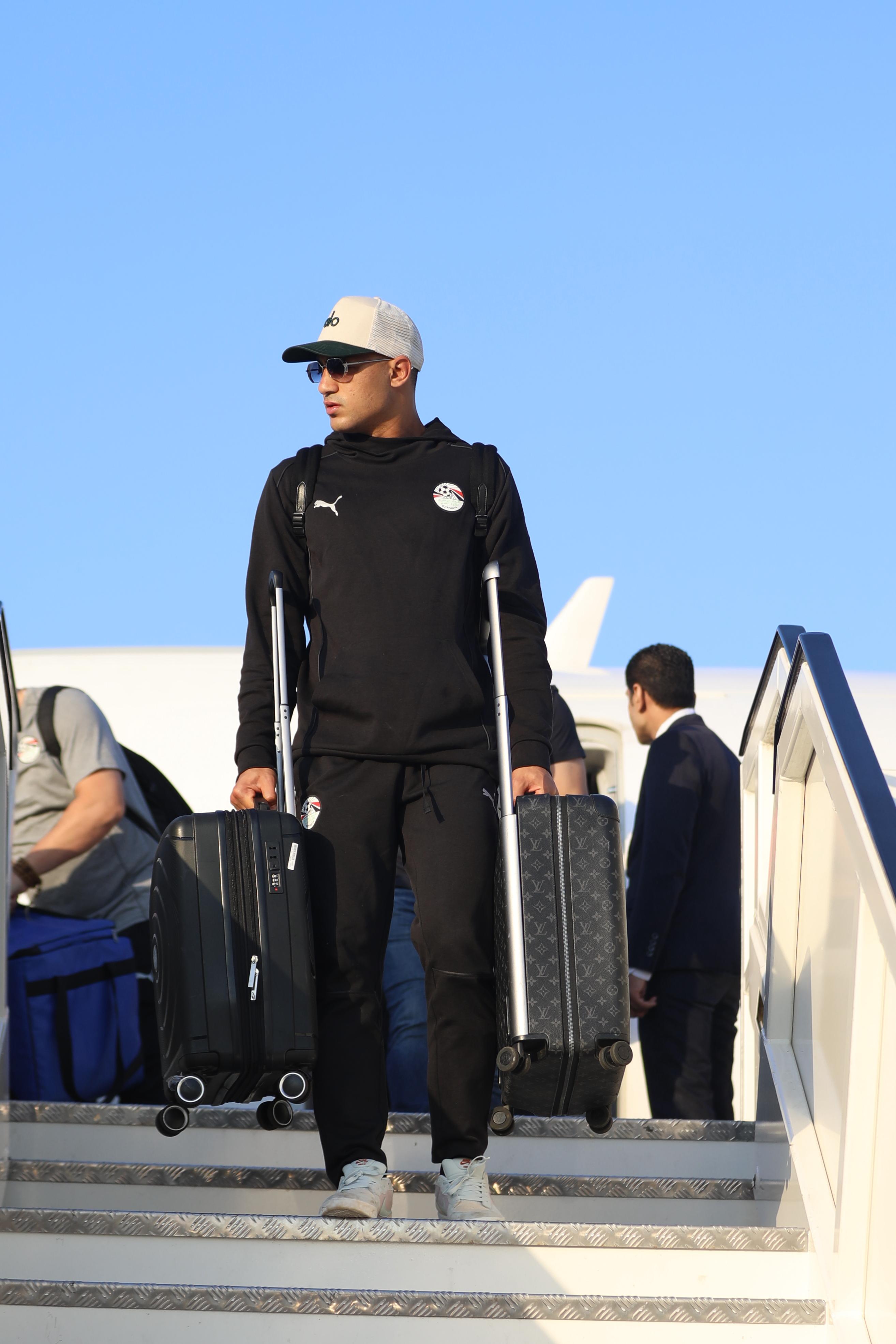 وصول بعثة المنتخب الوطني من واجادوجو ووزير الشباب والرياضة في استقبالها