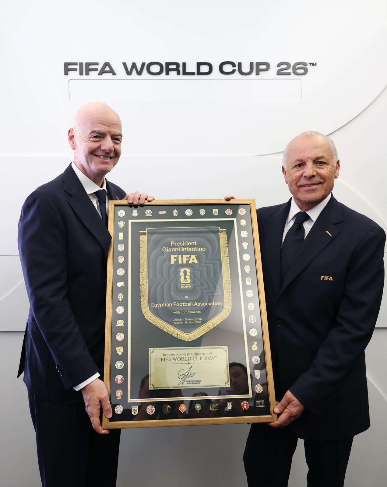 بالصور.. إنفانتينو وأبو ريدة يتبادلان الدروع التذكارية على هامش مباراة مصر وبلجيكا في كأس العالم 