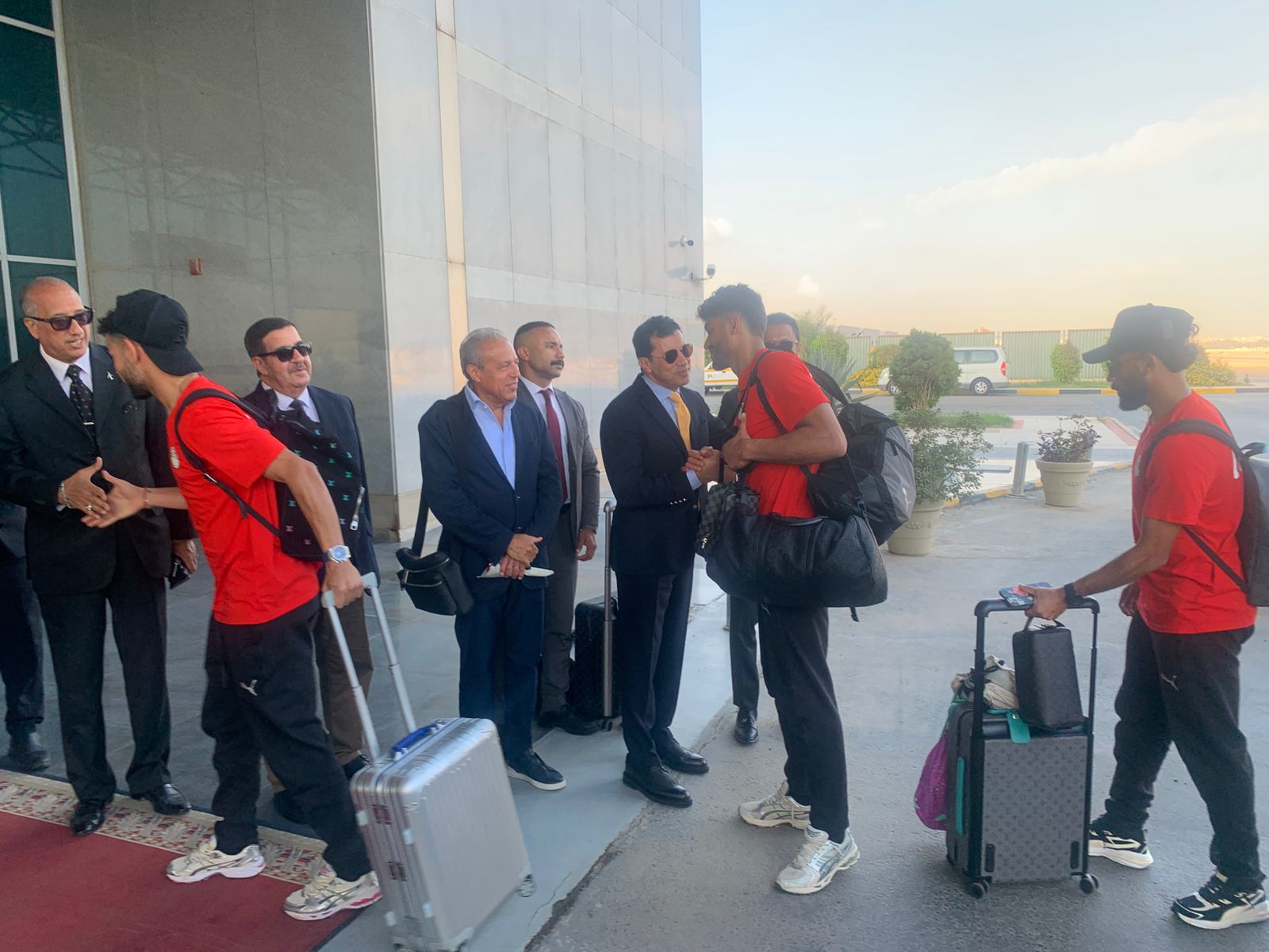 وصول بعثة المنتخب الوطني من واجادوجو ووزير الشباب والرياضة في استقبالها