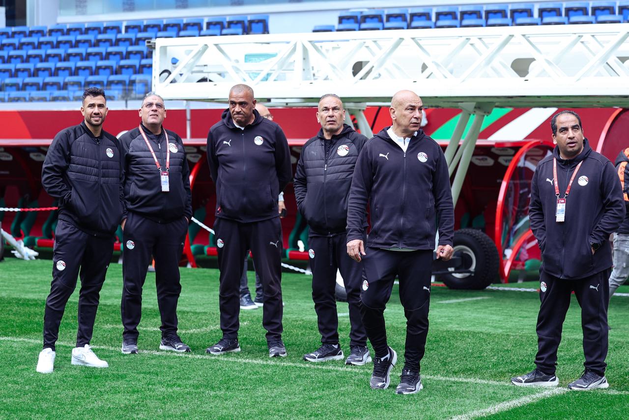 منتخب مصر يتفقد أرضية ملعب مباراة السنغال 