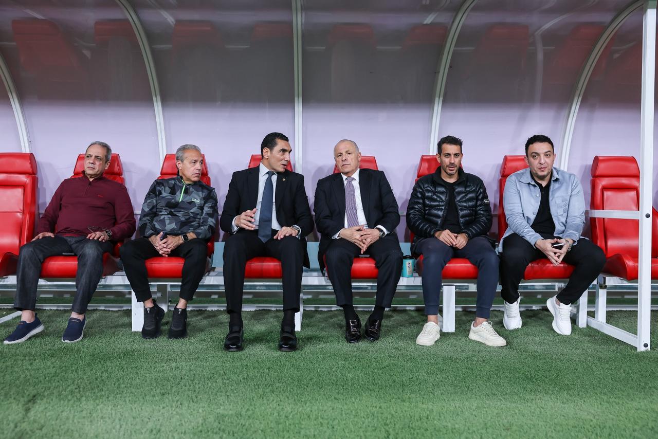 منتخب مصر يختتم تدريباته لمواجهة السعودية غداً.. ووزير الرياضة يجتمع باللاعبين