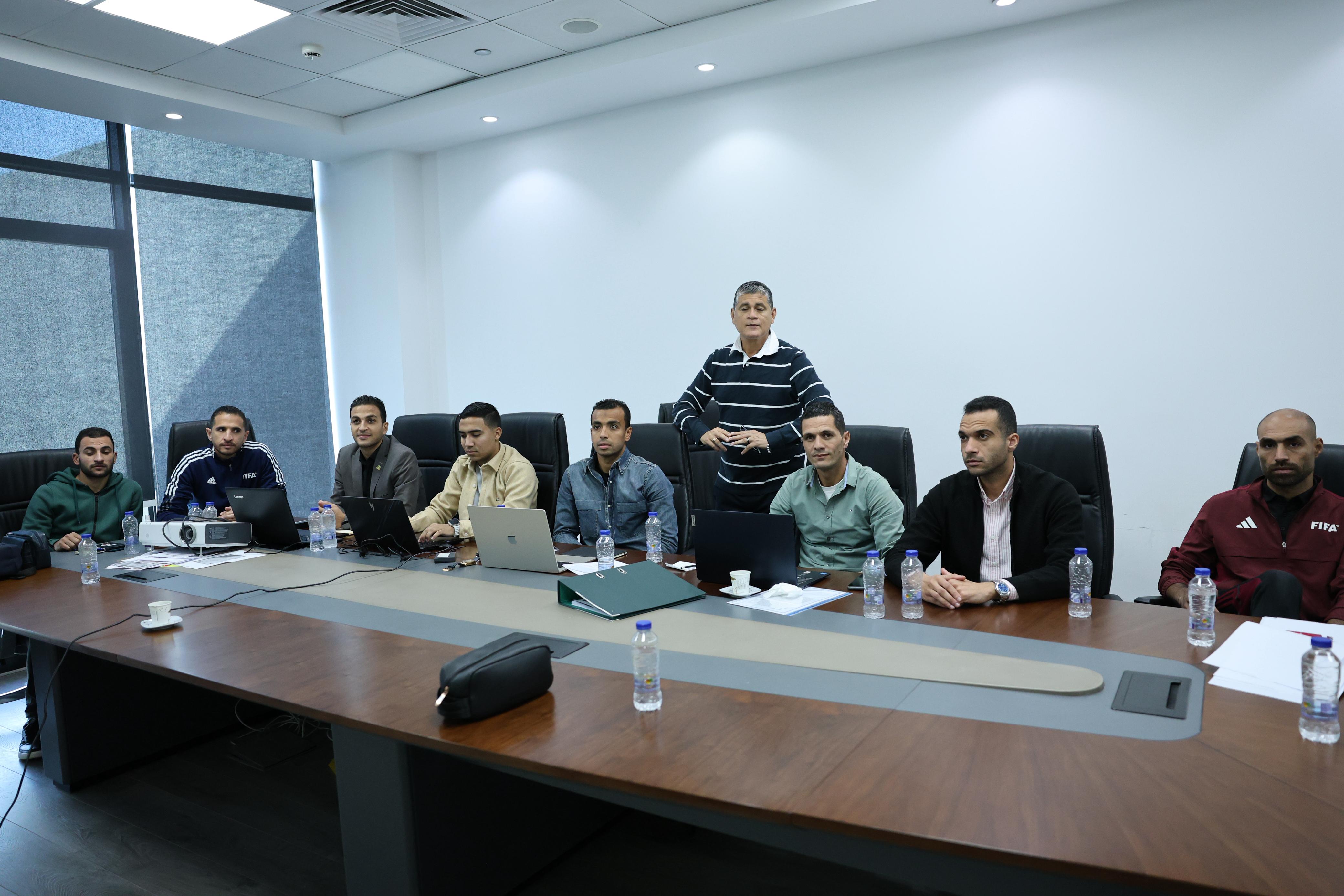 أوسكار رويز يعقد اجتماعًا فنيًا مع 9 حكام لمراجعة بعض الحالات 