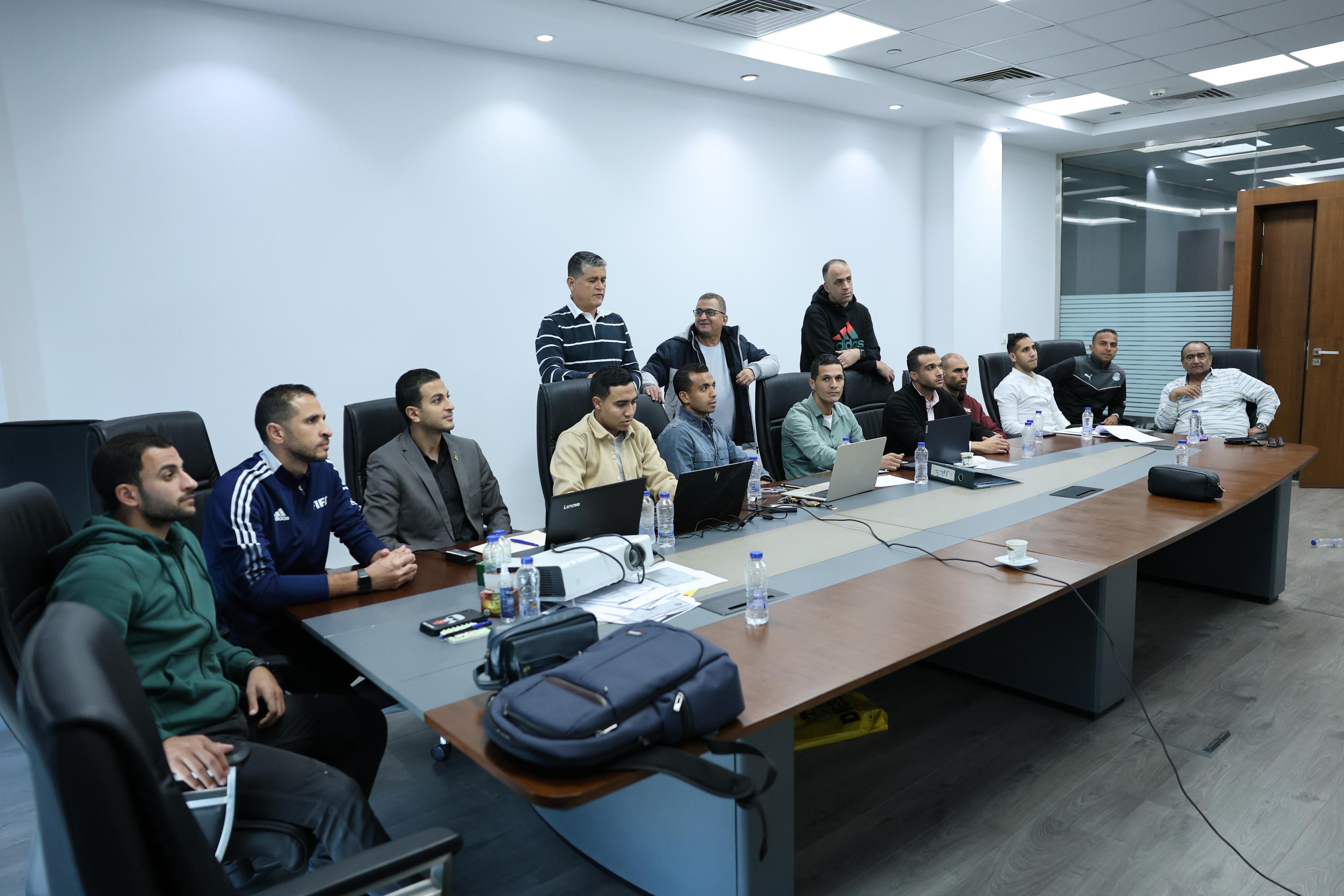 أوسكار رويز يعقد اجتماعًا فنيًا مع 9 حكام لمراجعة بعض الحالات 