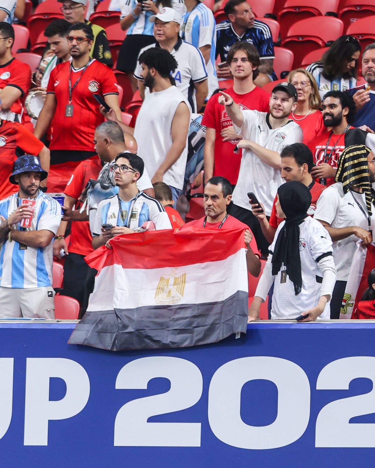 بالصور.. جماهير مصر تؤازر لاعبي الفراعنة قبل انطلاق مواجهة الأرجنتين