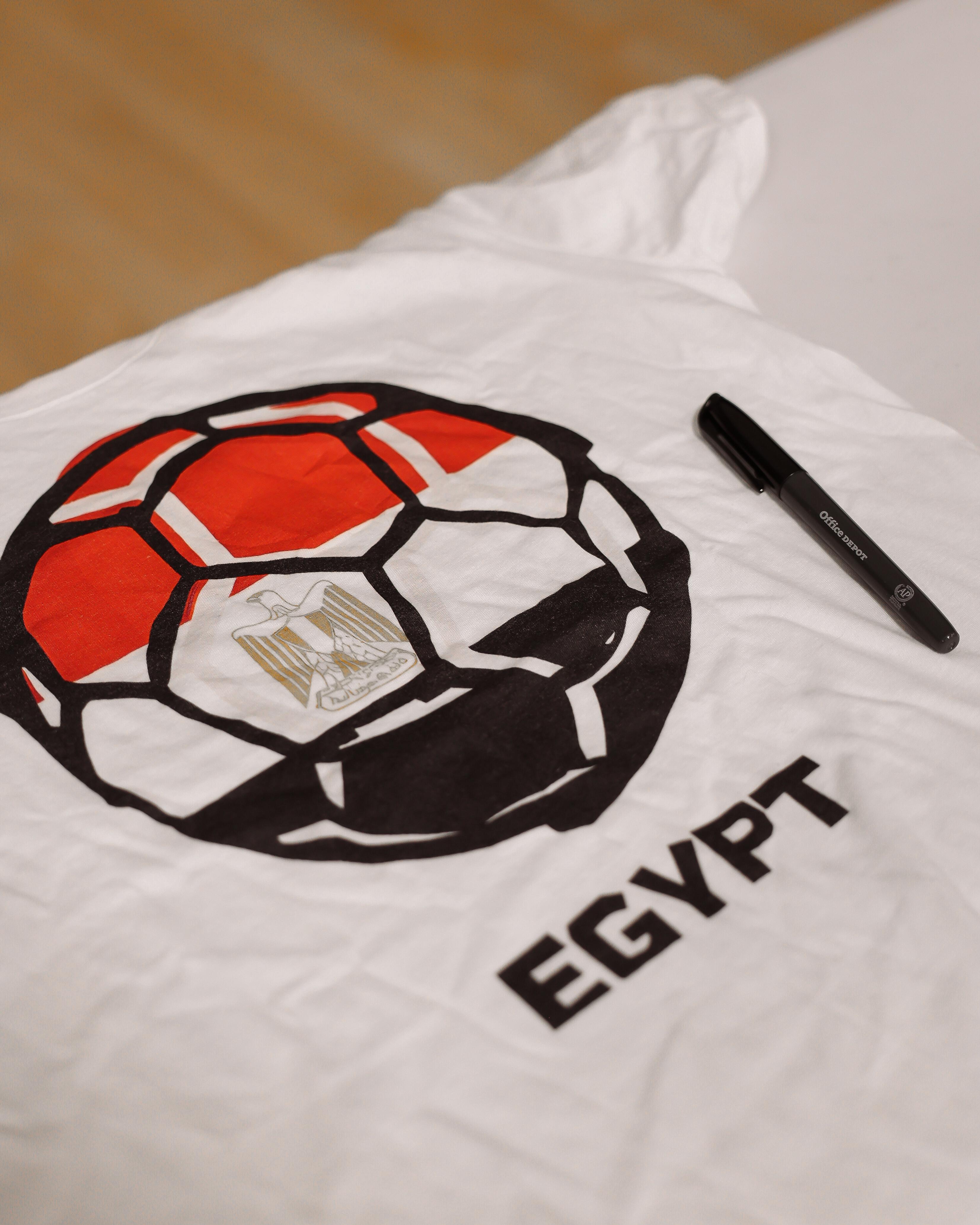 بالصور.. قميص منتخب مصر  وصور جماعية إهداءً لجامعة جونزاجا في "سبوكين" 