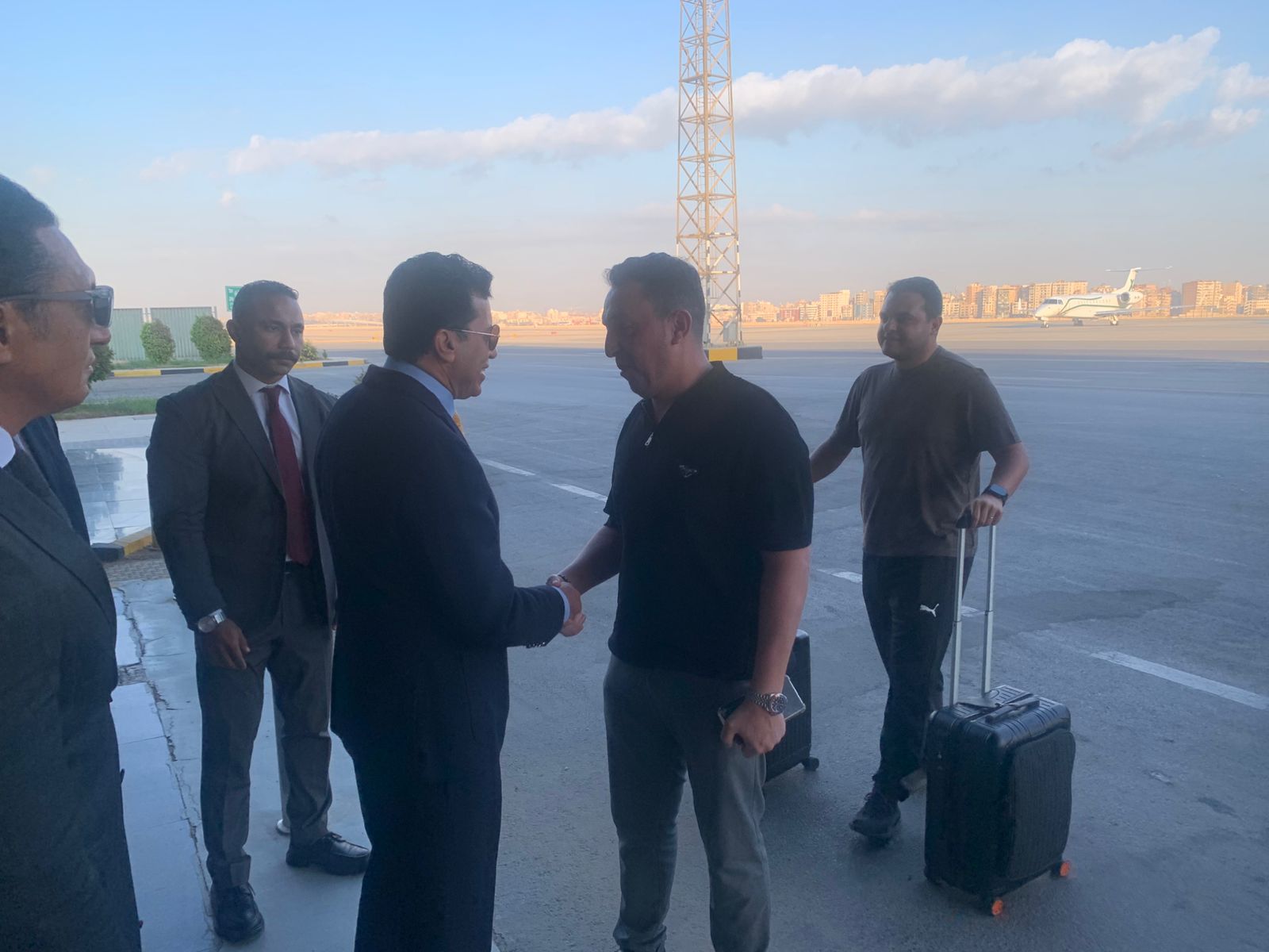 وصول بعثة المنتخب الوطني من واجادوجو ووزير الشباب والرياضة في استقبالها