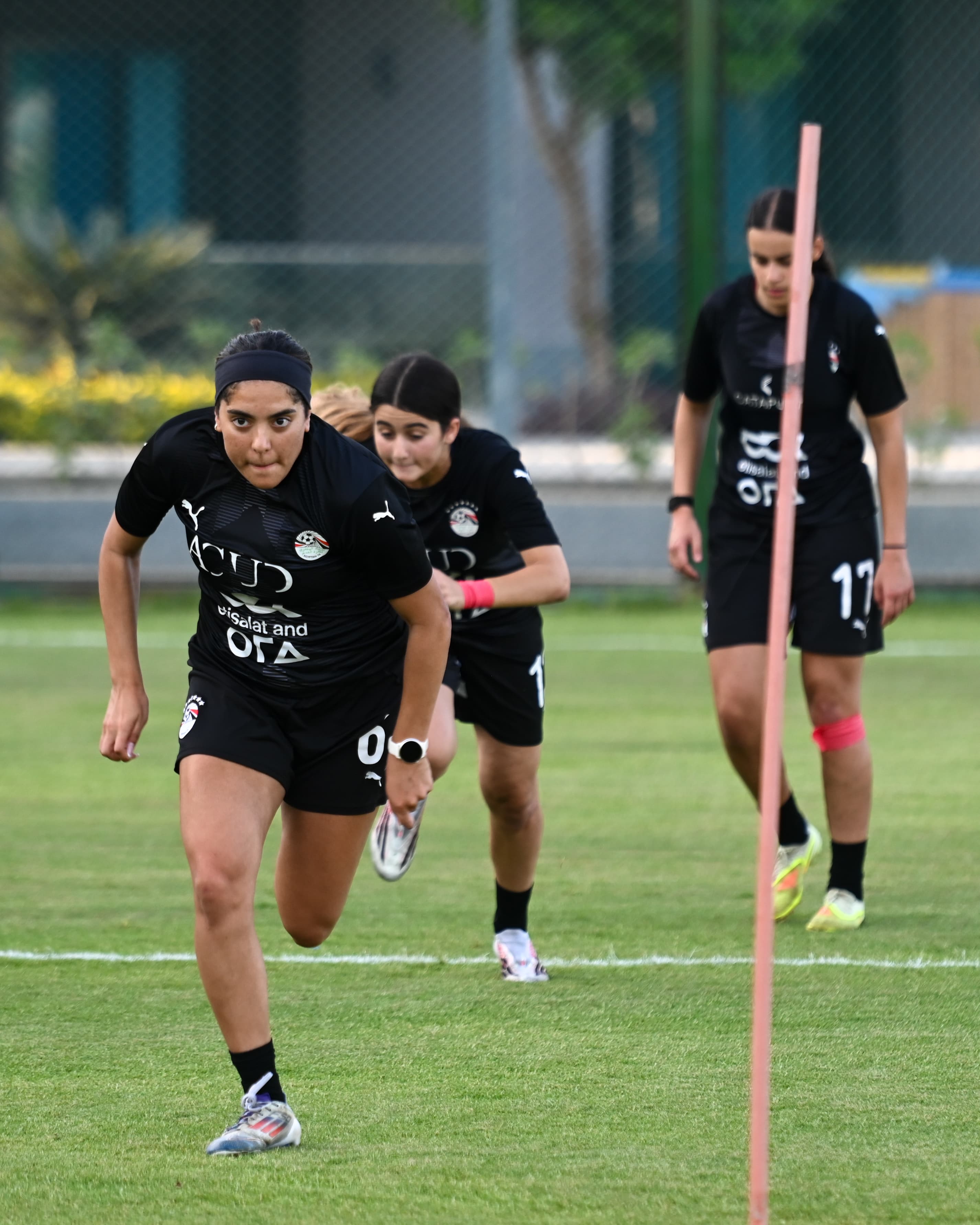 بالصور.. منتخب الكرة النسائية يواصل استعداداته لوديتي السنغال 