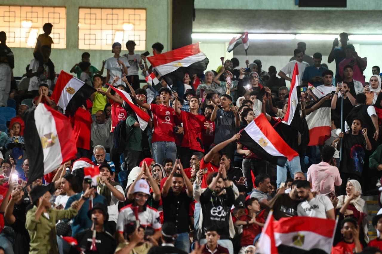 الجماهير المصرية تتوافد على ملعب القاهرة الدولي قبل مواجهة المنتخب وغينيا بيساو