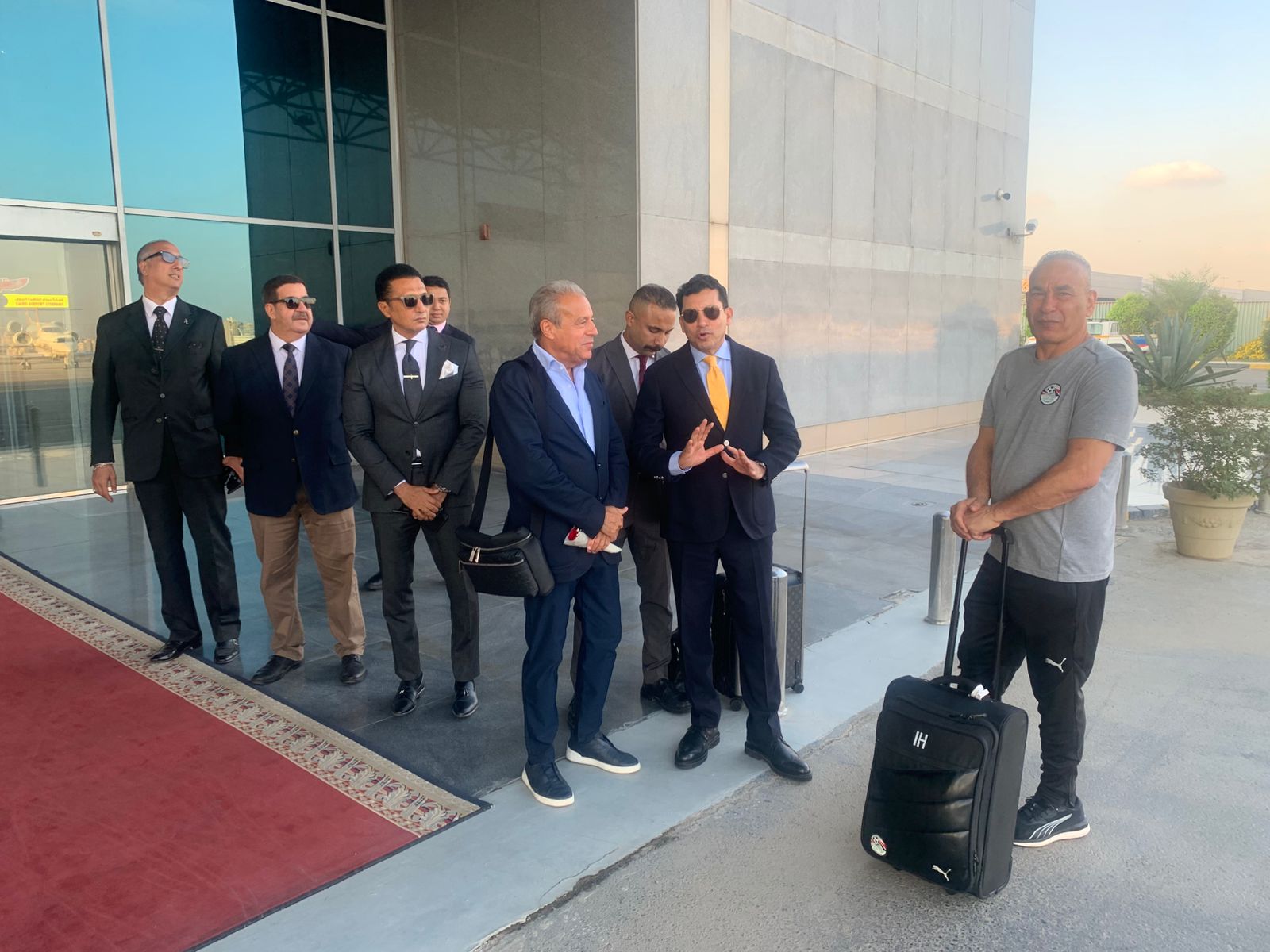 وصول بعثة المنتخب الوطني من واجادوجو ووزير الشباب والرياضة في استقبالها