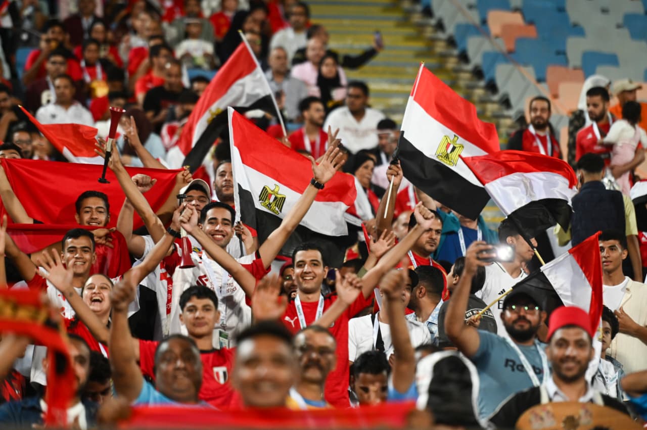 الجماهير المصرية تتوافد على ملعب القاهرة الدولي قبل مواجهة المنتخب وغينيا بيساو