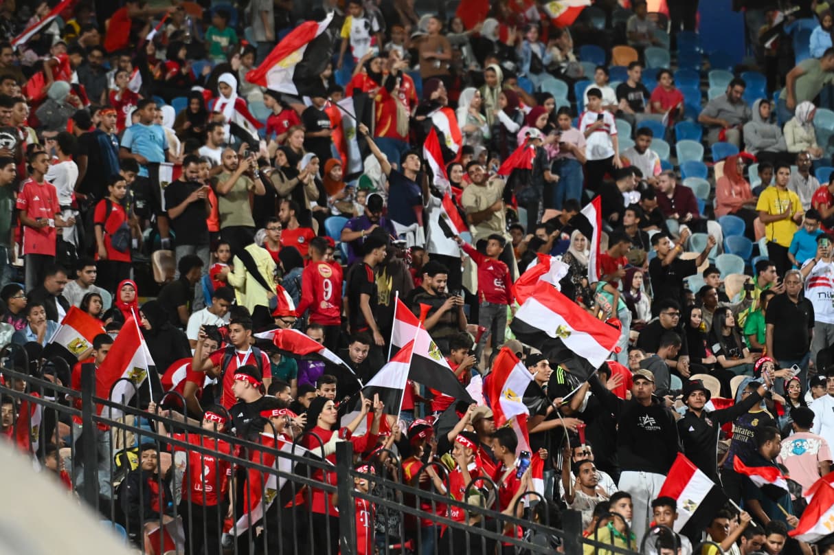 الجماهير المصرية تتوافد على ملعب القاهرة الدولي قبل مواجهة المنتخب وغينيا بيساو