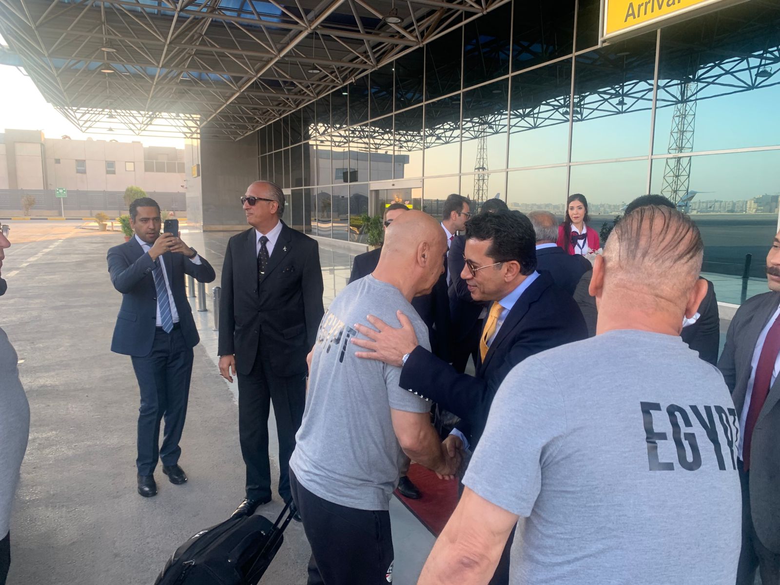 وصول بعثة المنتخب الوطني من واجادوجو ووزير الشباب والرياضة في استقبالها