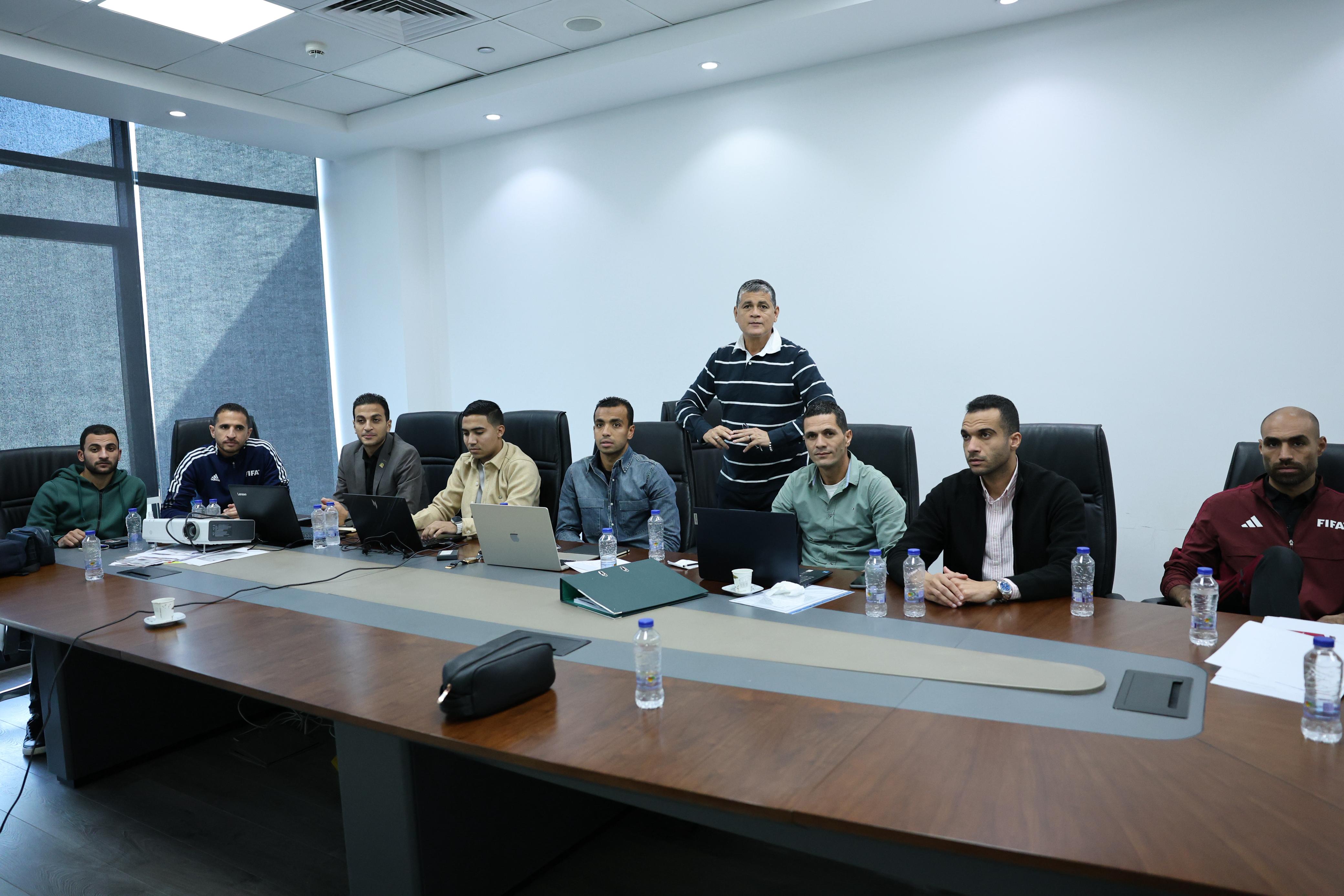 أوسكار رويز يعقد اجتماعًا فنيًا مع 9 حكام لمراجعة بعض الحالات 