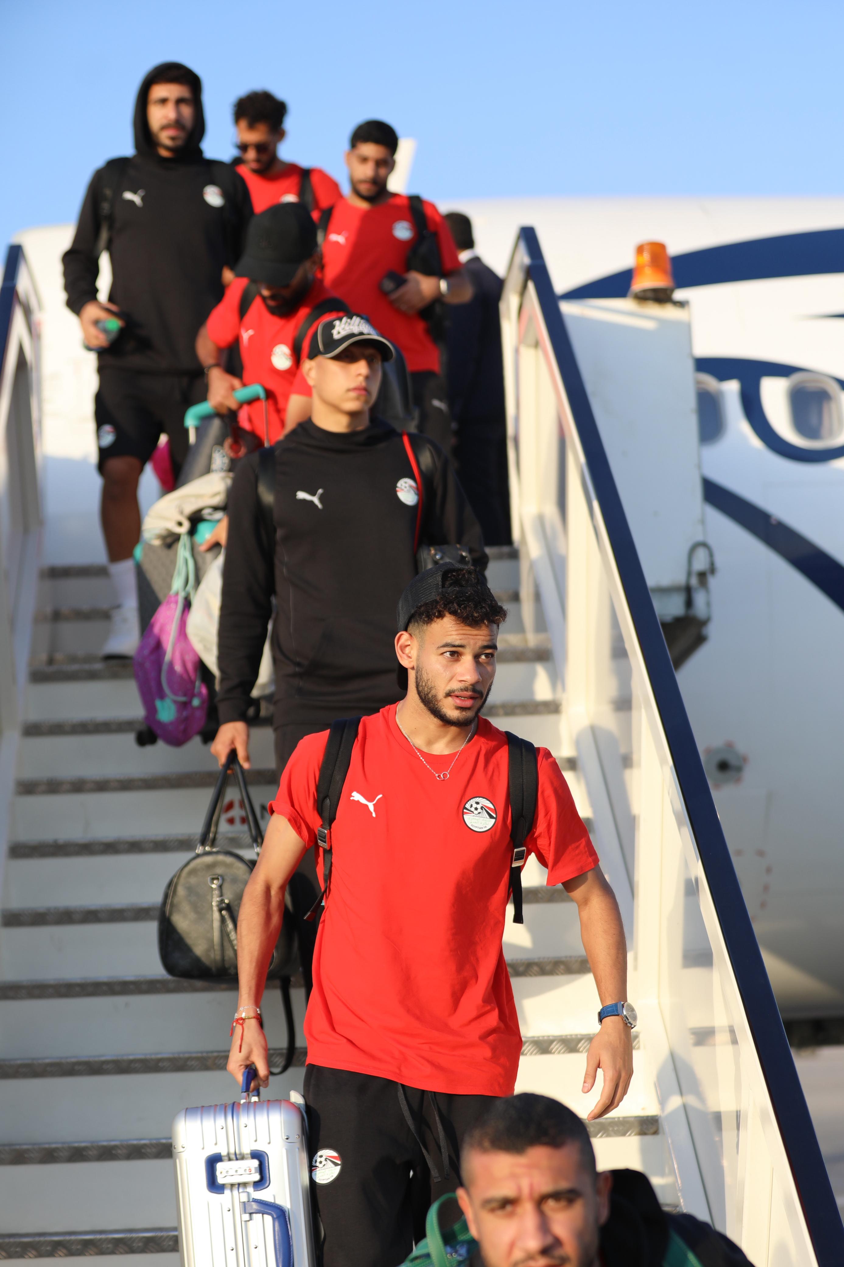 وصول بعثة المنتخب الوطني من واجادوجو ووزير الشباب والرياضة في استقبالها