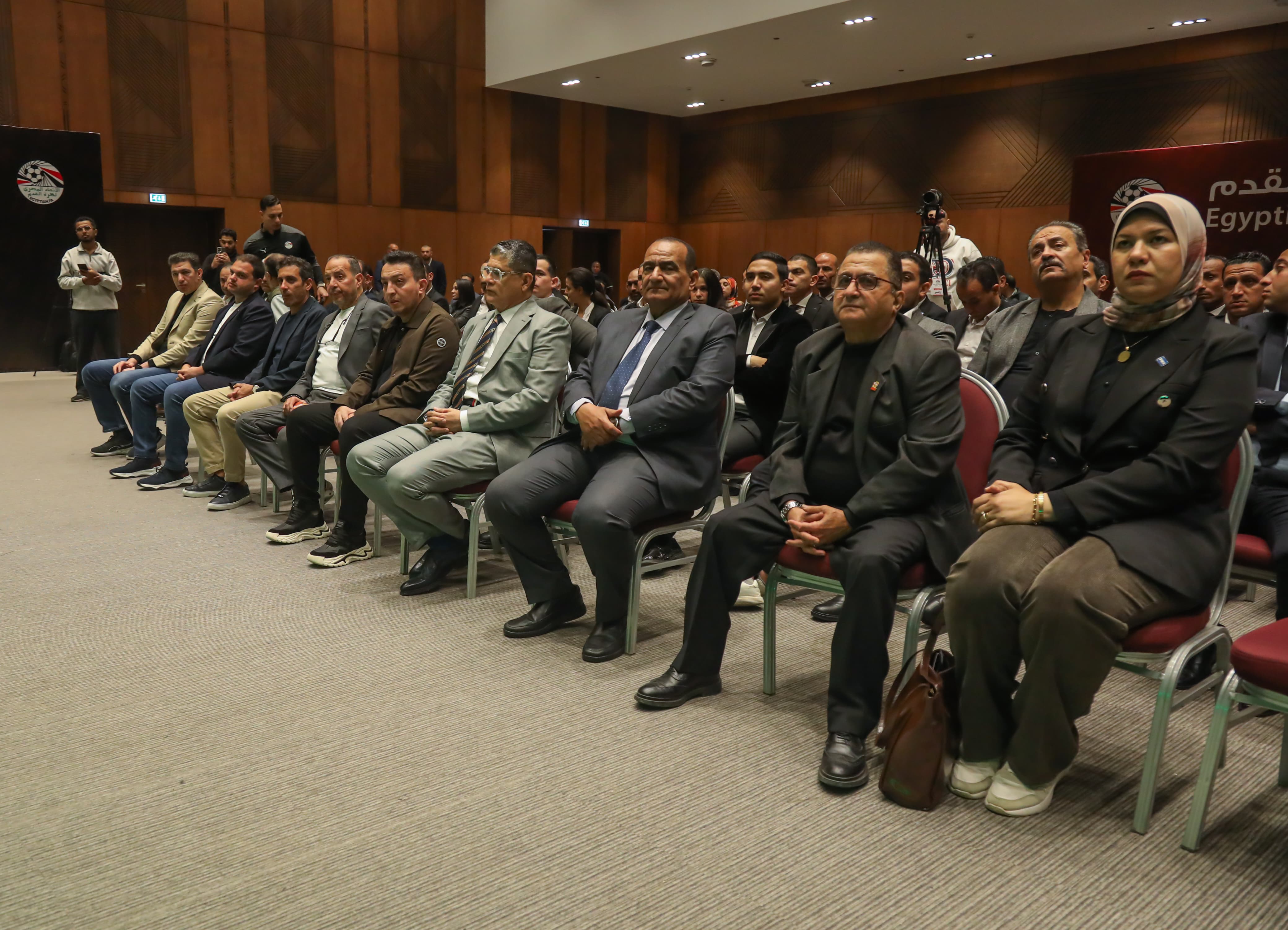 بالصور.. أبوريدة يسلم الشارة للحكام الدوليين