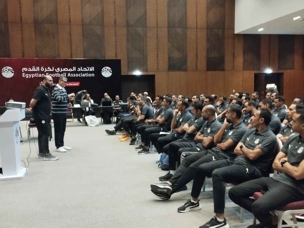 اجتماع أوسكار رويز بالحكام قبل استئناف بطولة الدوري الممتاز