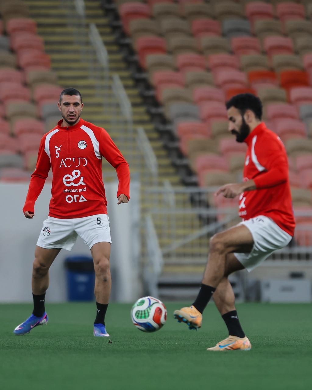 منتخب مصر يختتم تدريباته لمواجهة السعودية غداً.. ووزير الرياضة يجتمع باللاعبين