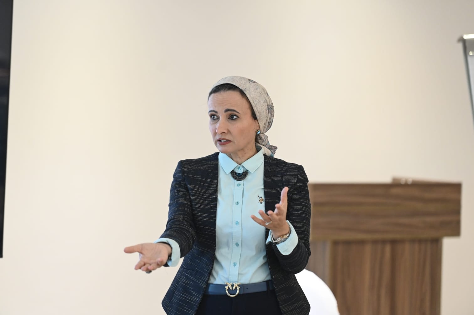 صور محاضرة pro1  عن طرق التعامل مع وسائل الإعلام