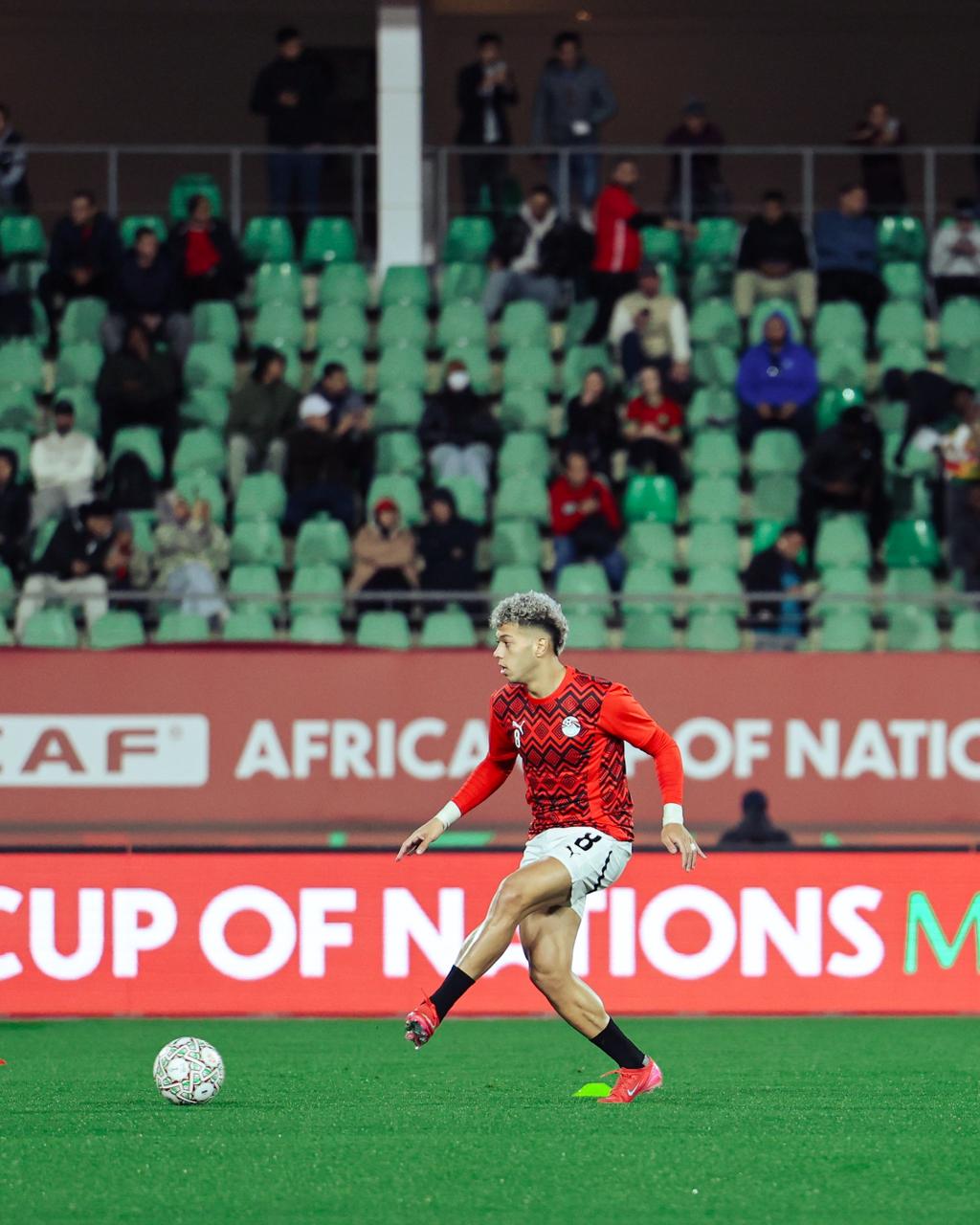 احماء لاعبو المنتخب قبل بداية مباراة زيمبابوي