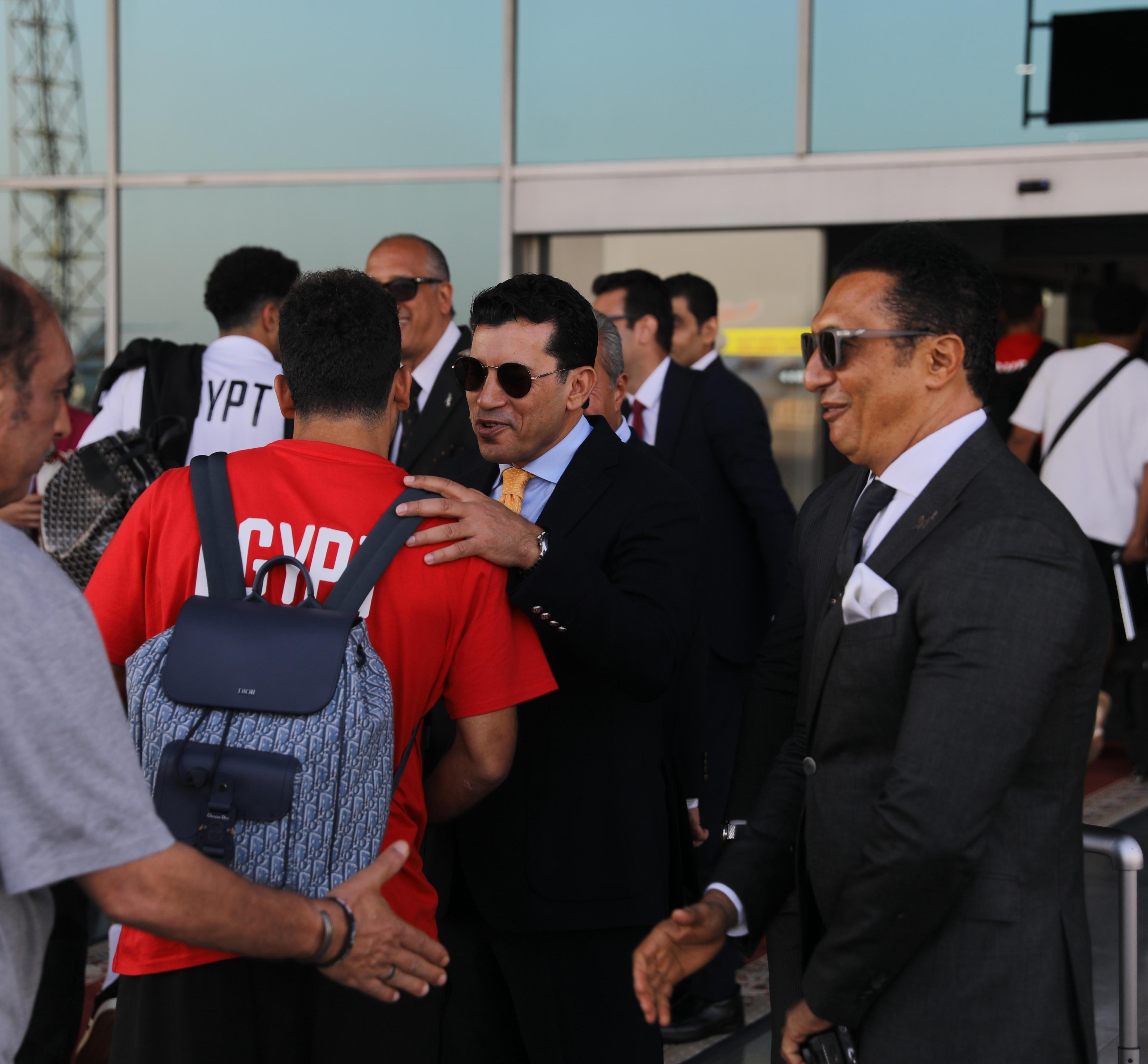 وصول بعثة المنتخب الوطني من واجادوجو ووزير الشباب والرياضة في استقبالها