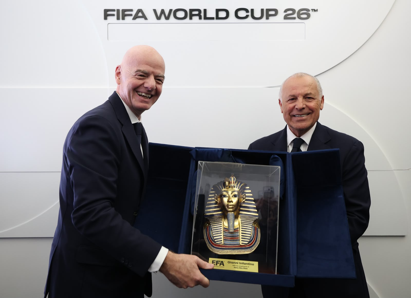 بالصور.. إنفانتينو وأبو ريدة يتبادلان الدروع التذكارية على هامش مباراة مصر وبلجيكا في كأس العالم 