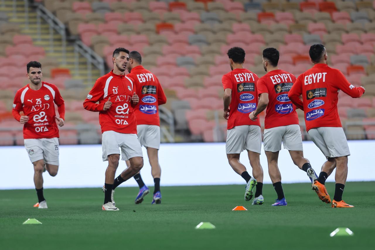 منتخب مصر يختتم تدريباته لمواجهة السعودية غداً.. ووزير الرياضة يجتمع باللاعبين