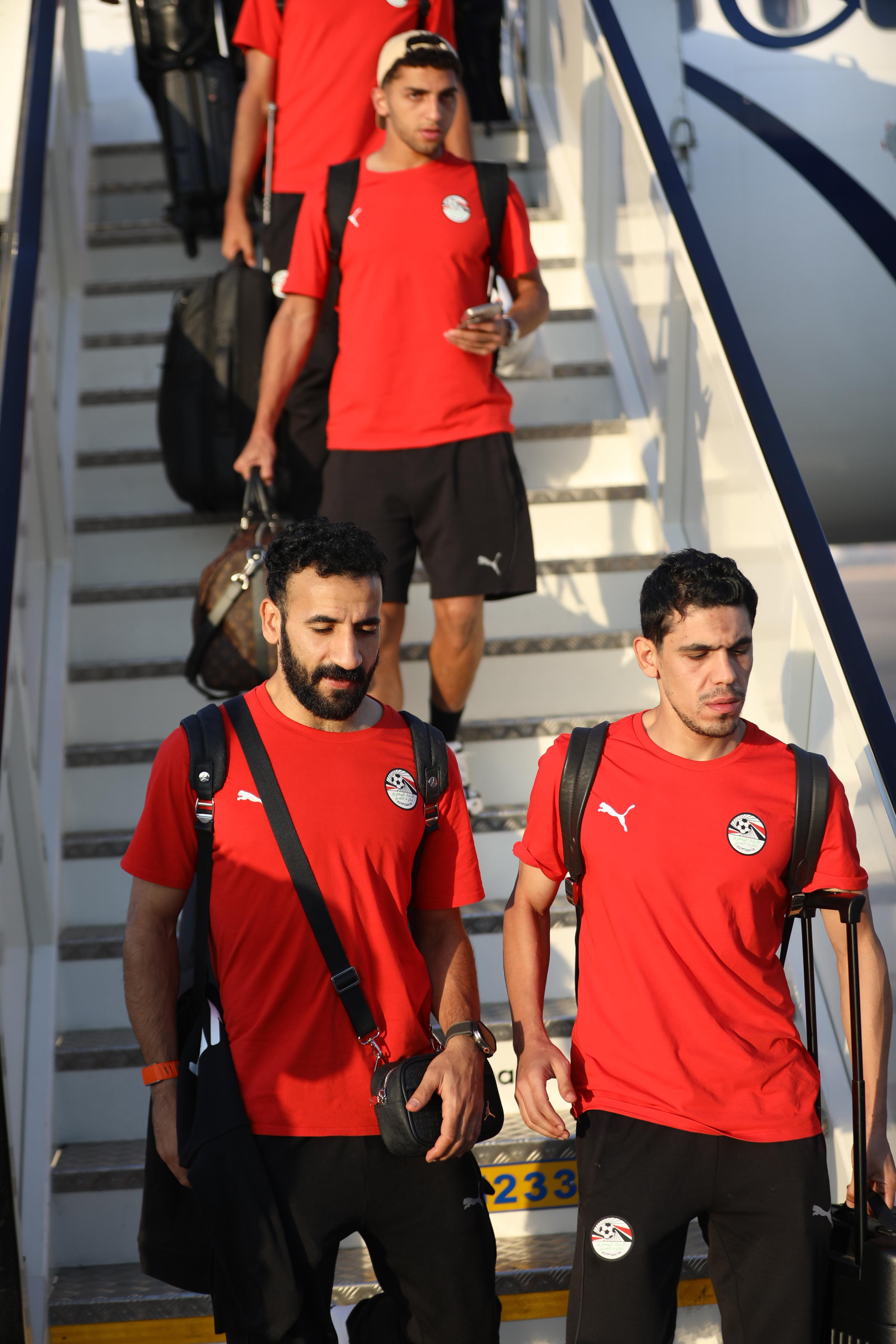 وصول بعثة المنتخب الوطني من واجادوجو ووزير الشباب والرياضة في استقبالها